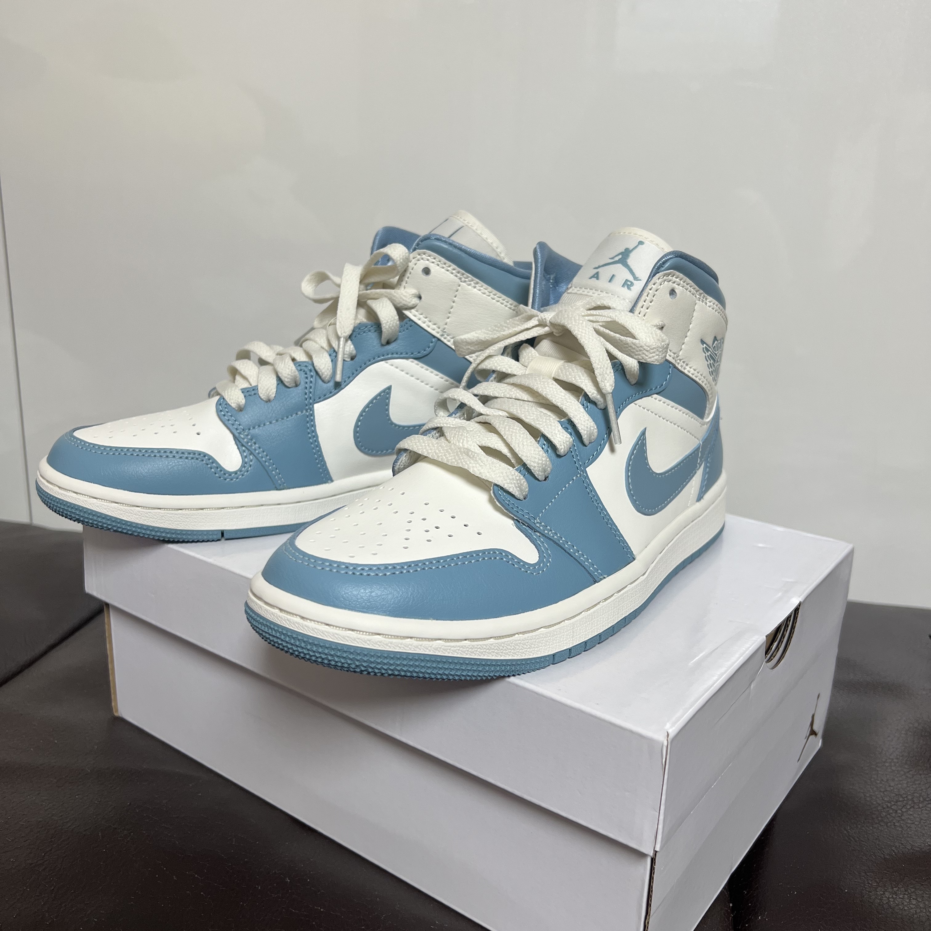 (W) Jordan 1 Mid Sail and Worn Blue 착용 스타일 - 1