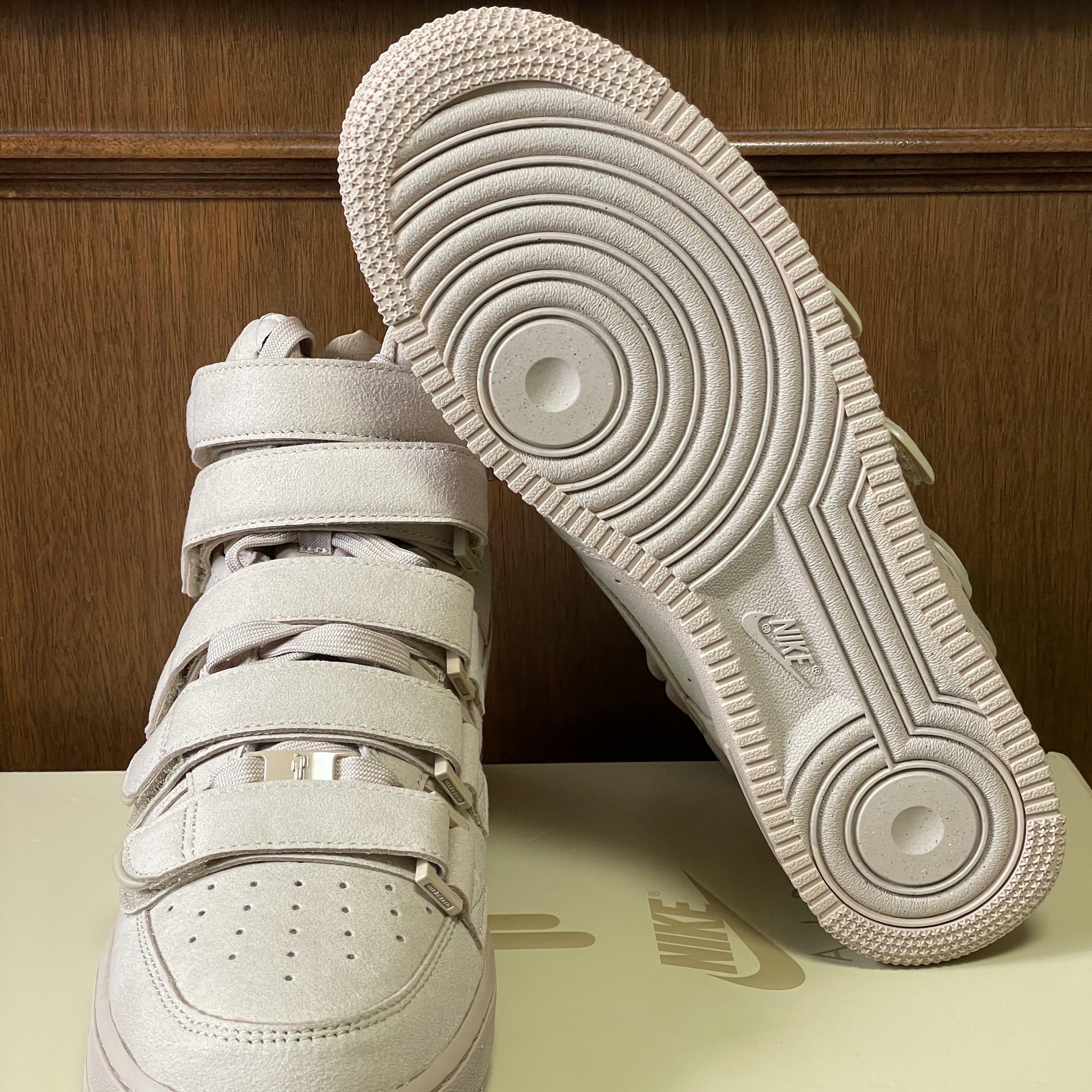 Nike x Billie Eilish Air Force 1 High '07 SP Mushroom 착용 스타일 - 5