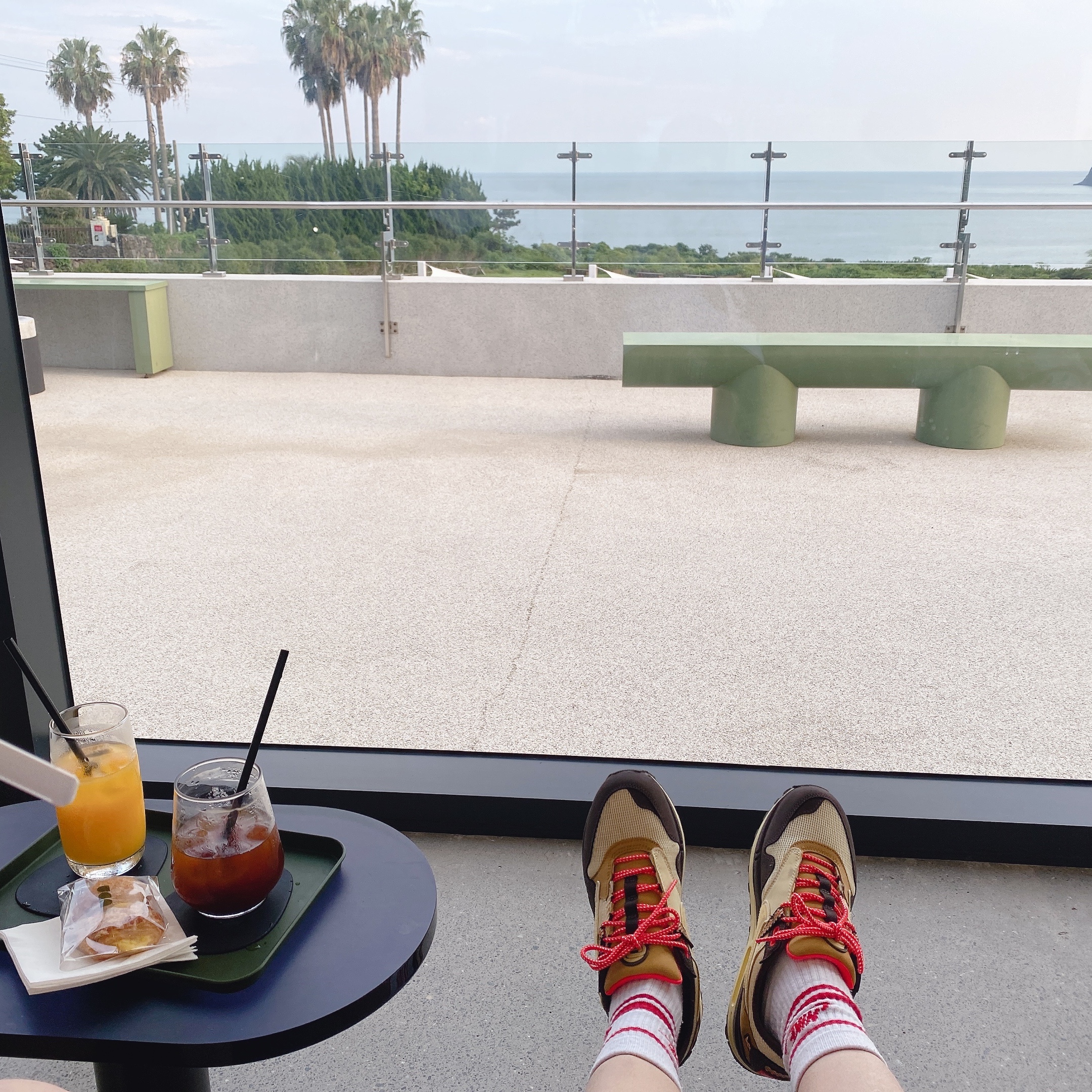 IAB Studio x Obey Beenzino Icon T-Shirt White, Nike x Travis Scott Air Max 1 Cact.us Brown 착용 스타일 - 2