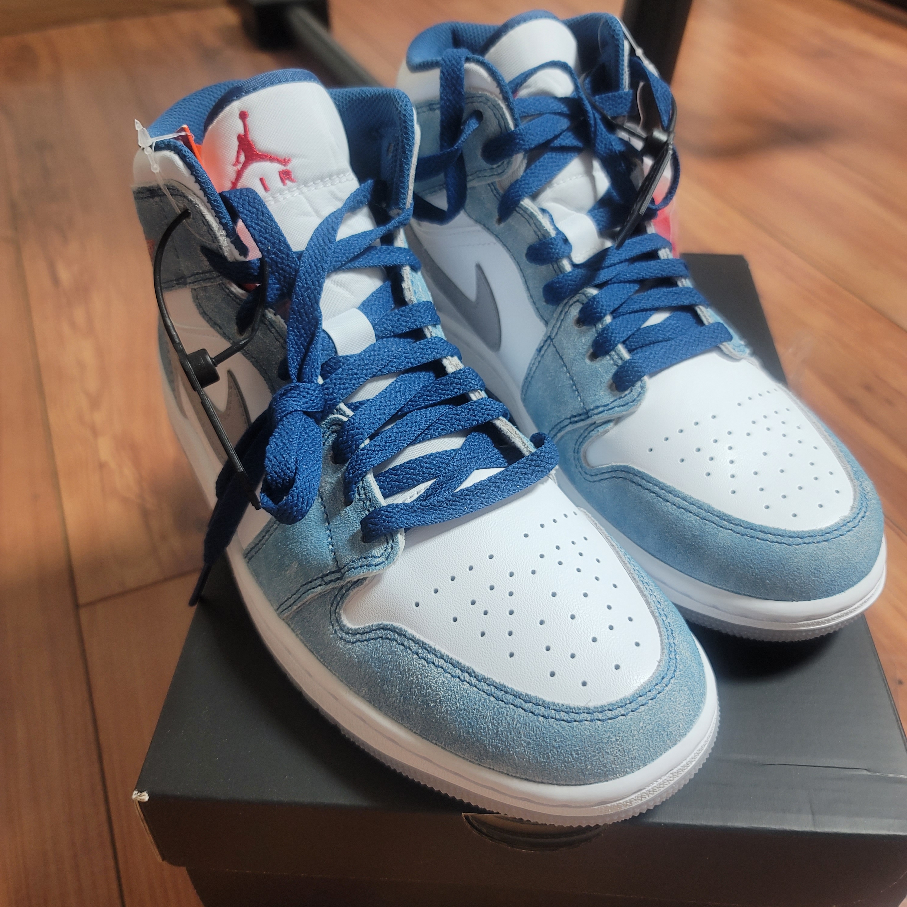 Jordan 1 Mid SE French Blue Fire Red 착용 스타일 - 1