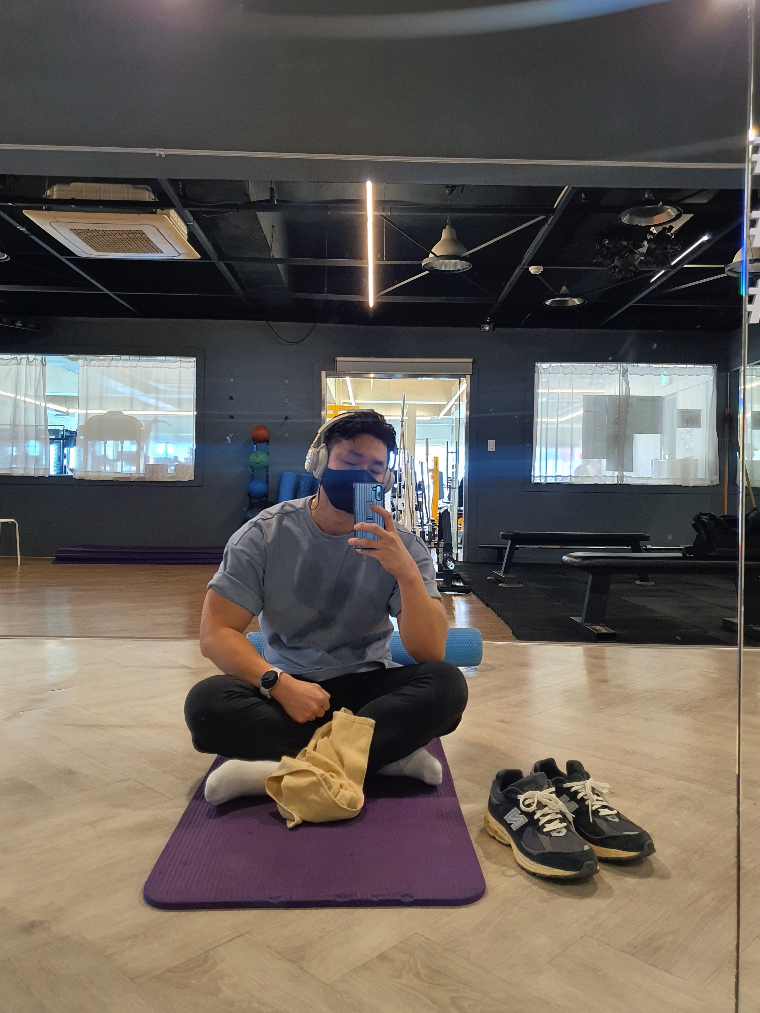 New Balance 2002R Special Vintage Black Grey, Bang & Olufsen Beoplay HX Sand (Korean Ver.) 착용 스타일 - 2