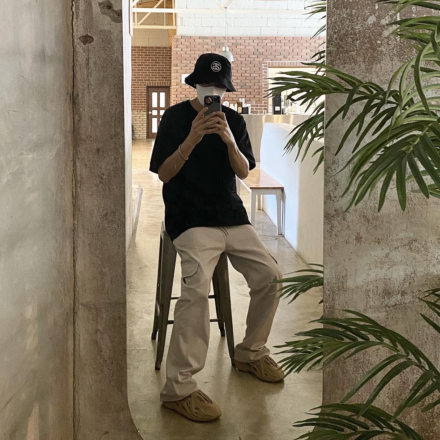 Stussy SS Link Deep Bucket Hat Black, Stussy Basic Stussy T-Shirt Black 2022 착용 스타일 - 2