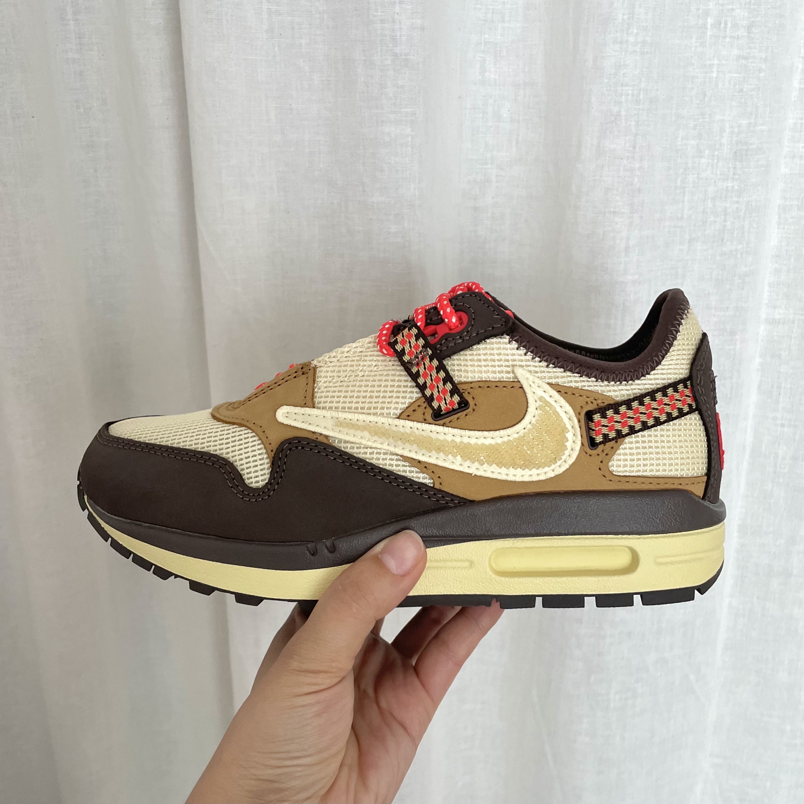 Nike x Travis Scott Air Max 1 Cact.us Brown 착용 스타일