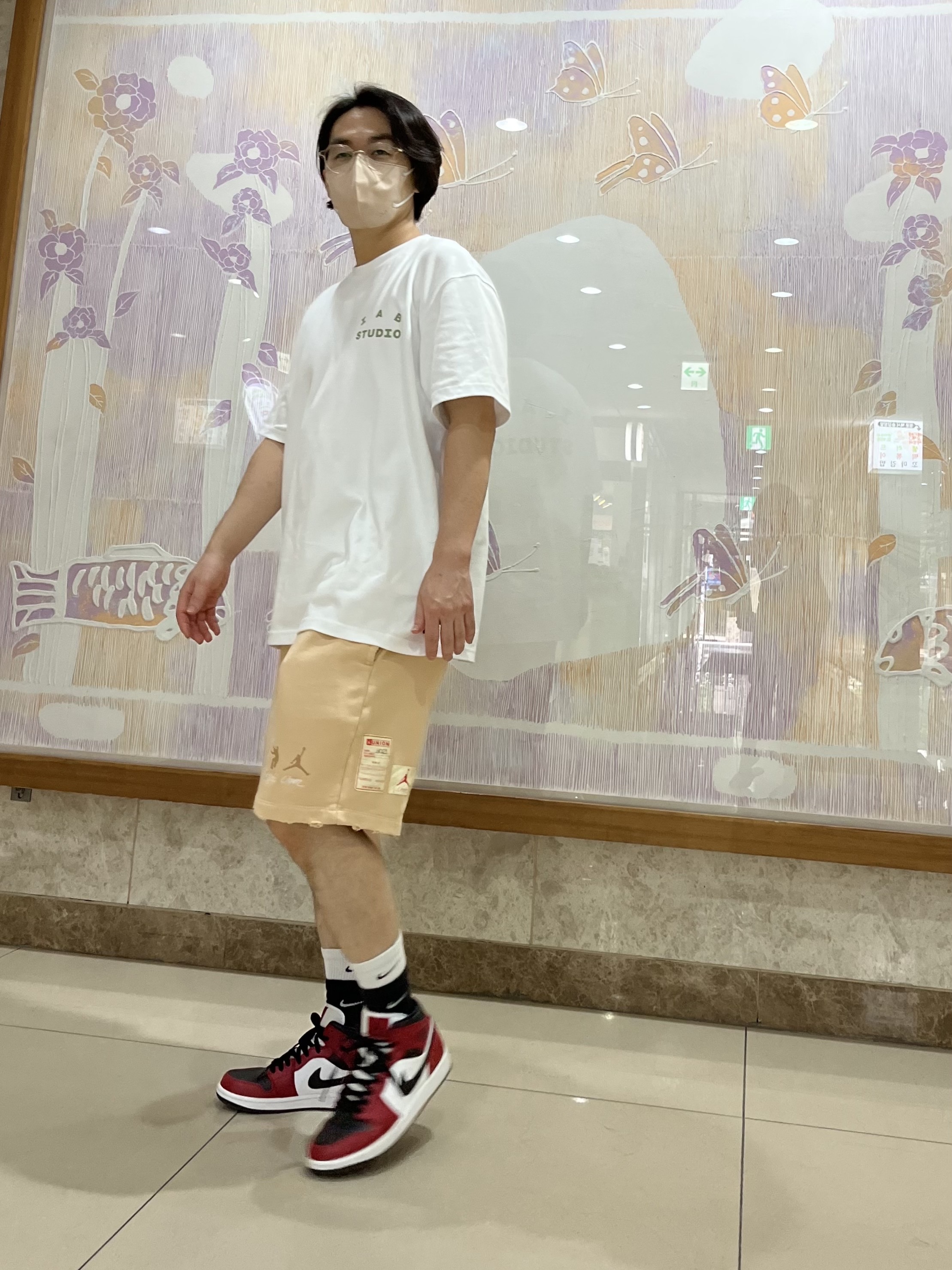 IAB Studio T-Shirt White Light Green, Jordan x Union Fleece Shorts White Onyx - Asia 착용 스타일