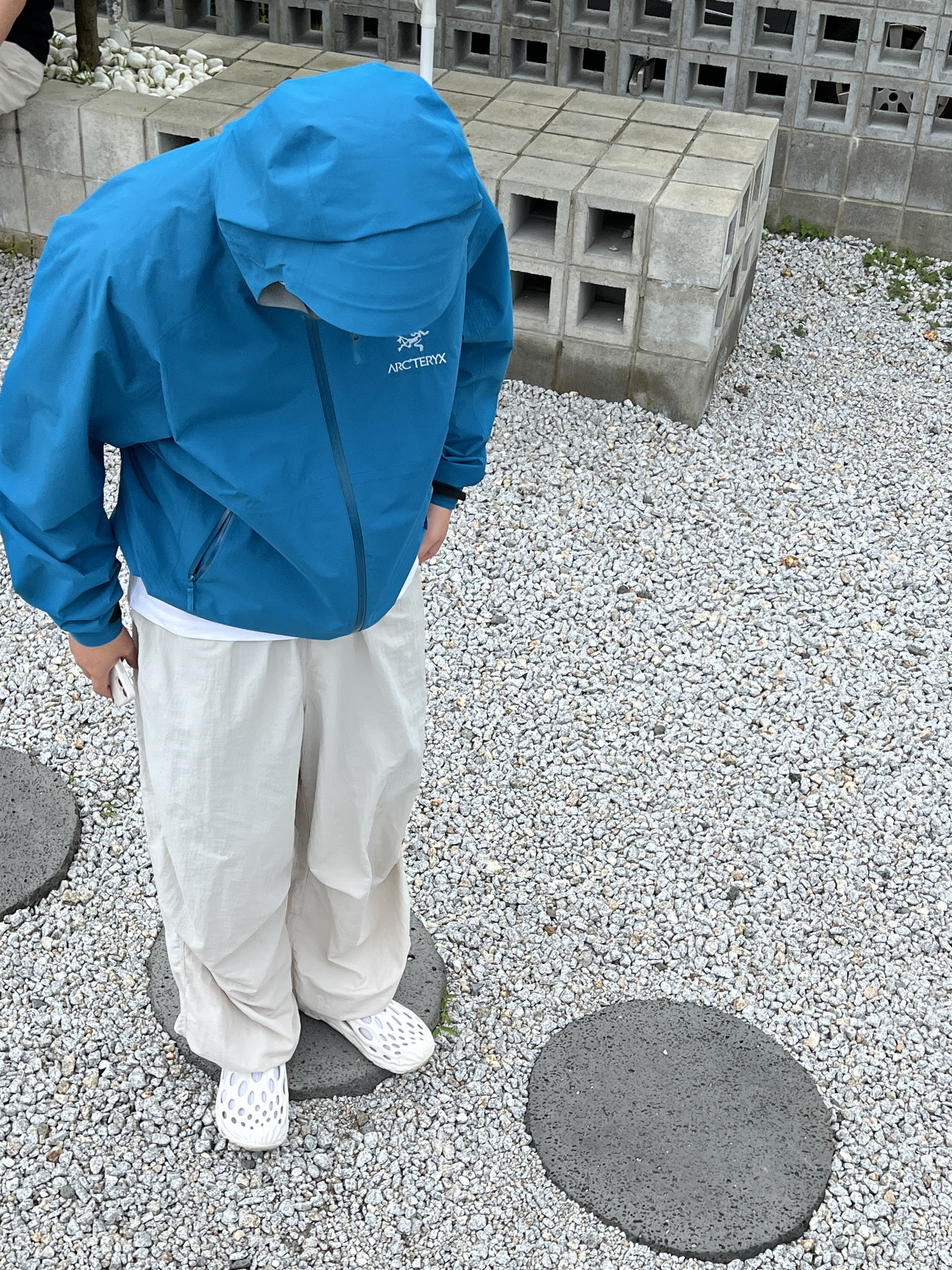 Arc'teryx Zeta SL Jacket Frenetic, Merrell Hydro Moc Chalk 착용 스타일 - 3