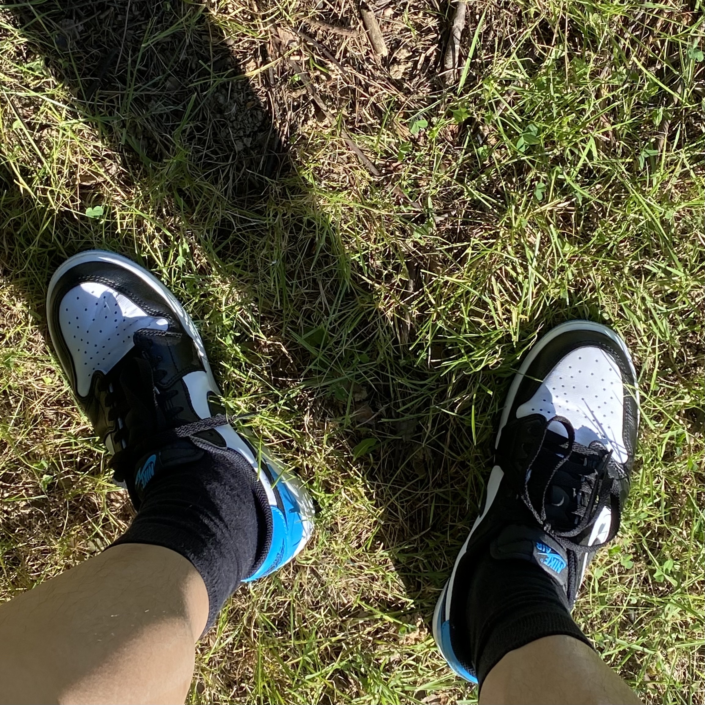 Jordan 1 Retro Low OG Black and Dark Powder Blue 착용 스타일 - 3