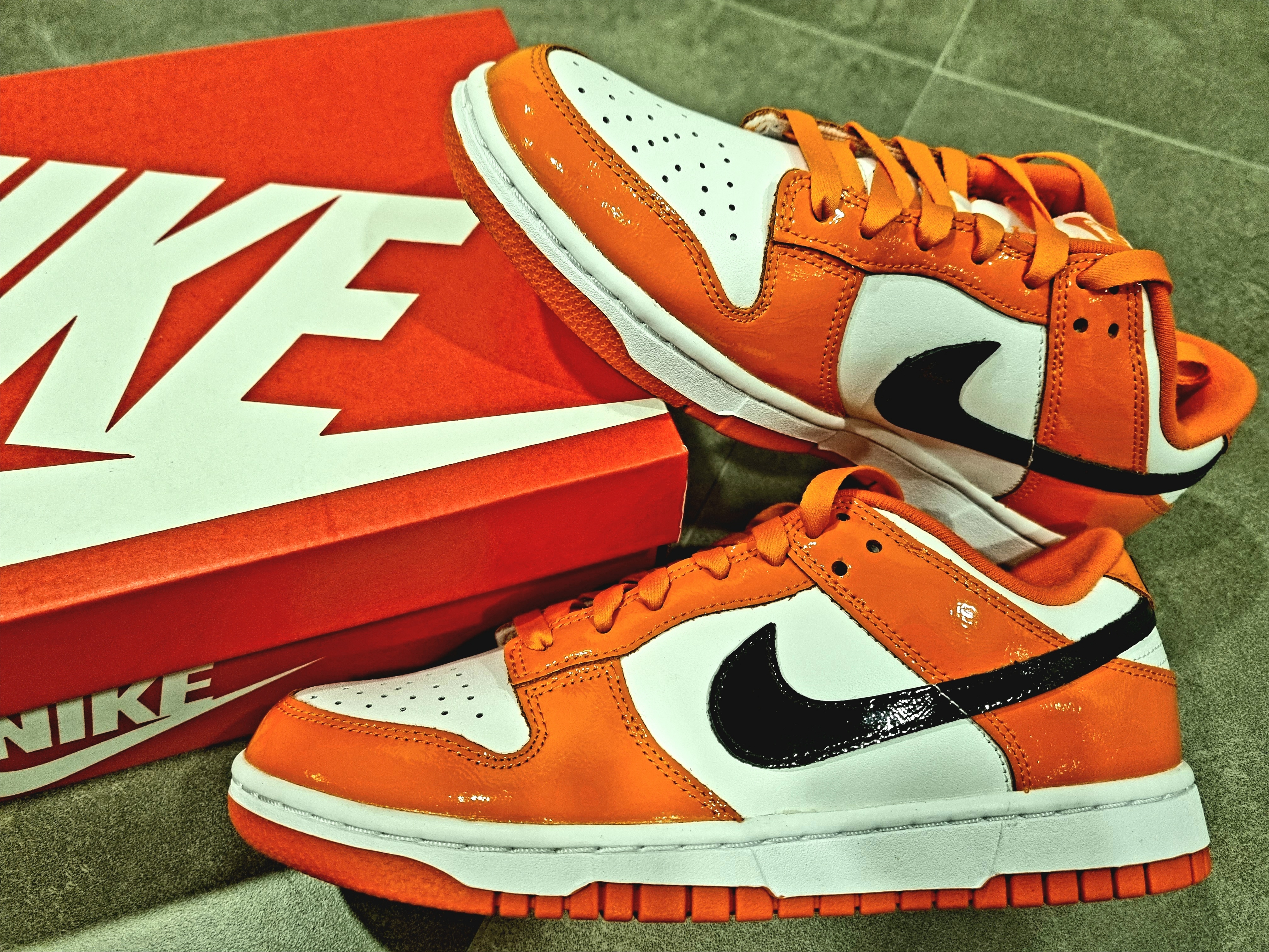 (W) Nike Dunk Low Essential Brilliant Orange 착용 스타일 - 4