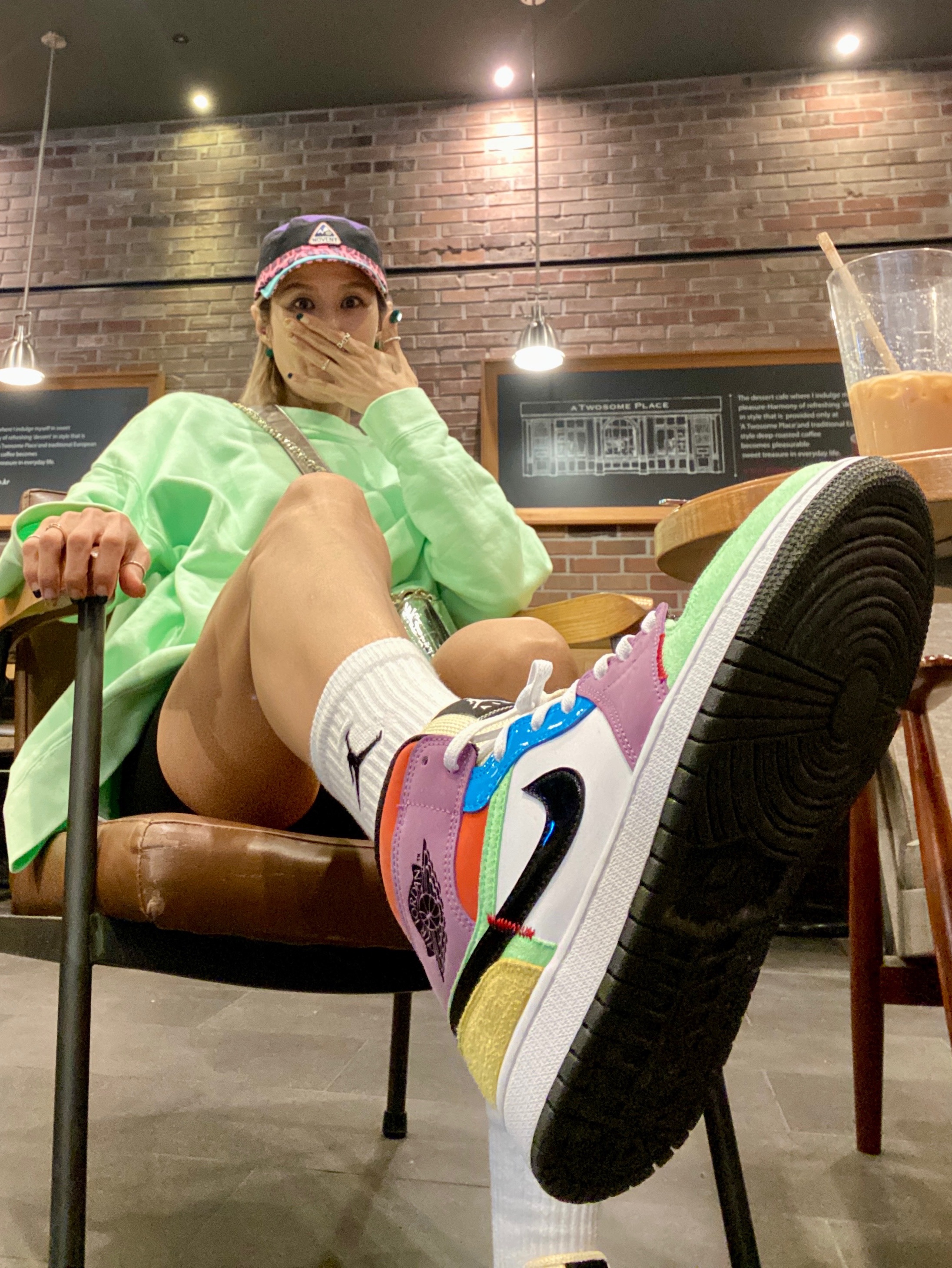(W) Jordan 1 Mid SE Multi-Color Lightbulb 착용 스타일 - 1