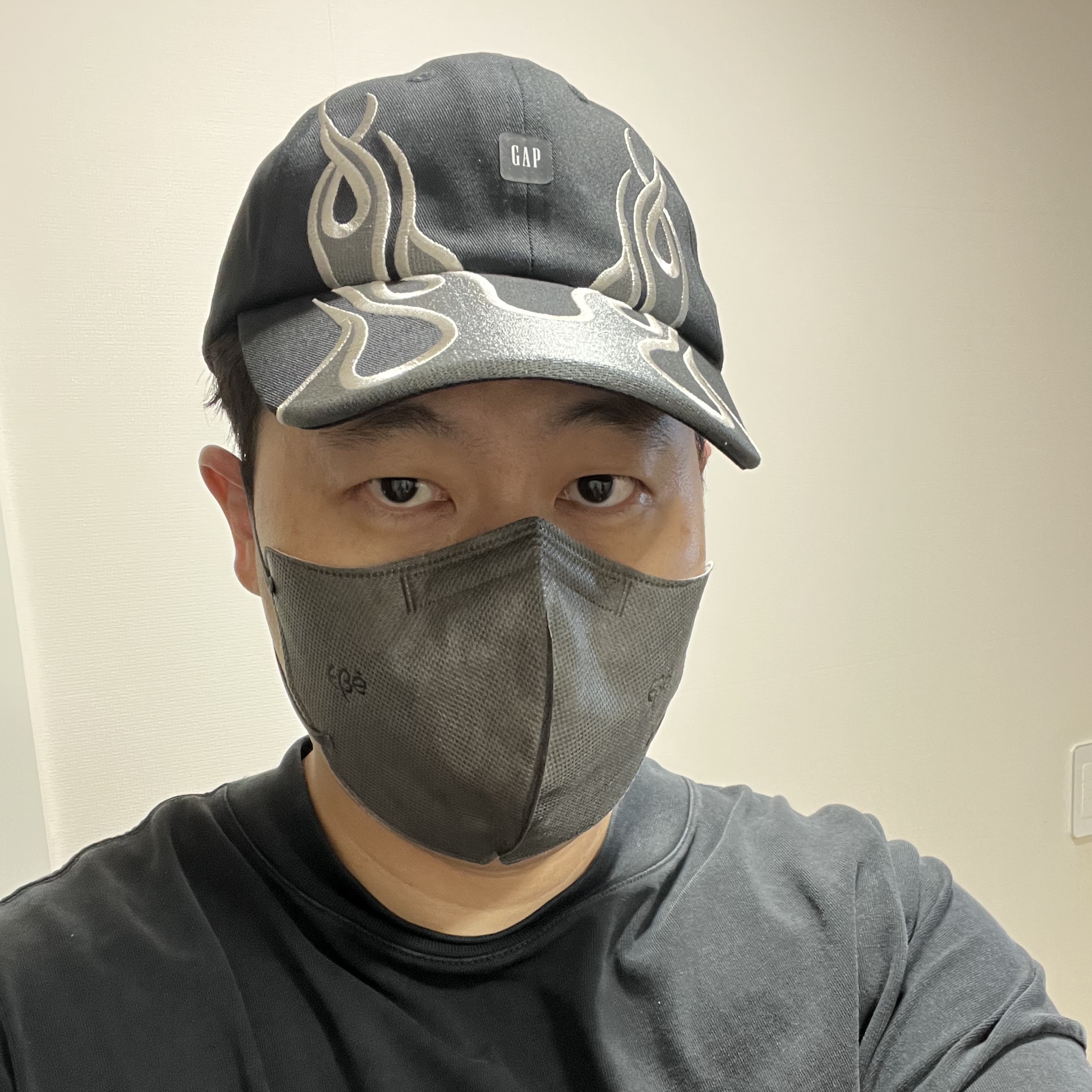 Yeezy Gap Engineered By Balenciaga Flame Cap Black 착용 스타일