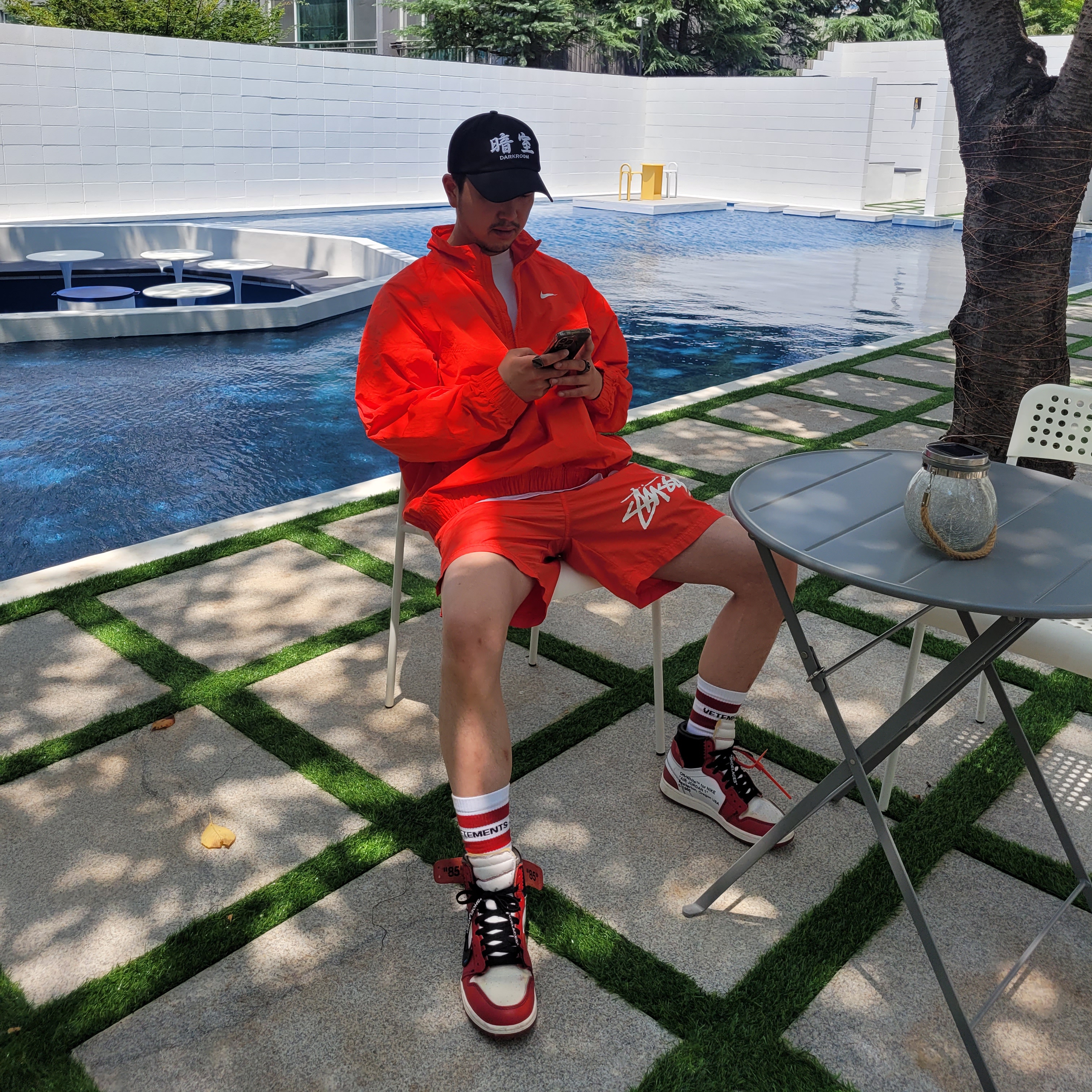 Jordan 1 x Off-White Retro High Chicago The Ten, Nike x Stussy Windrunner Jacket Habanero Red 착용 스타일