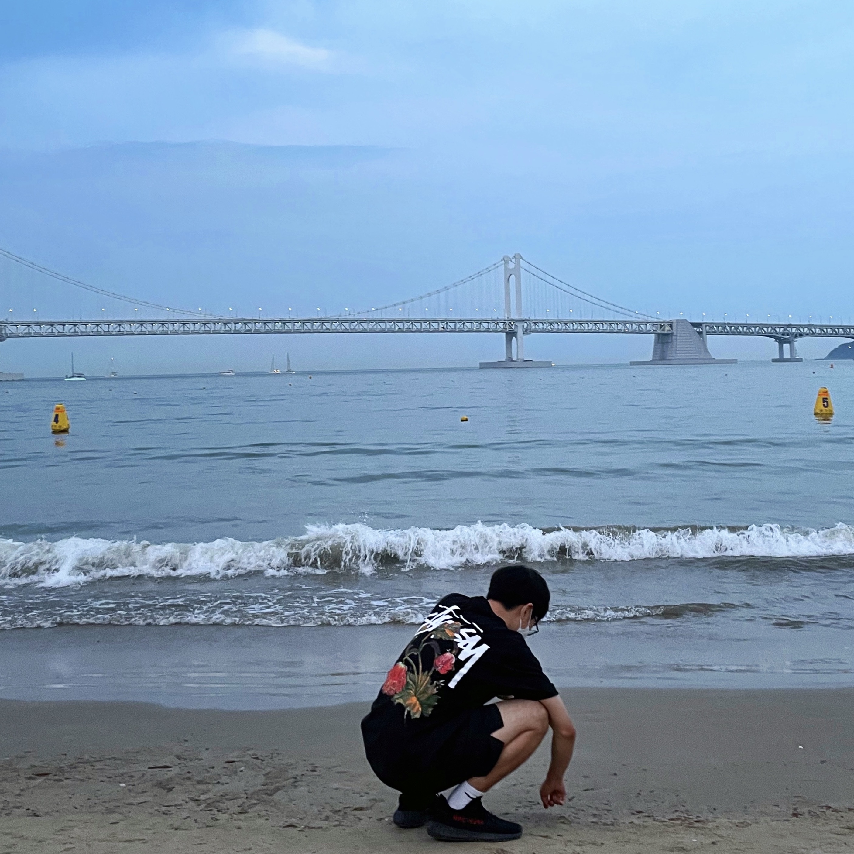 Stussy Withered Flower T-Shirt Black, Adidas Yeezy Boost 350 V2 Black Red 2020 착용 스타일
