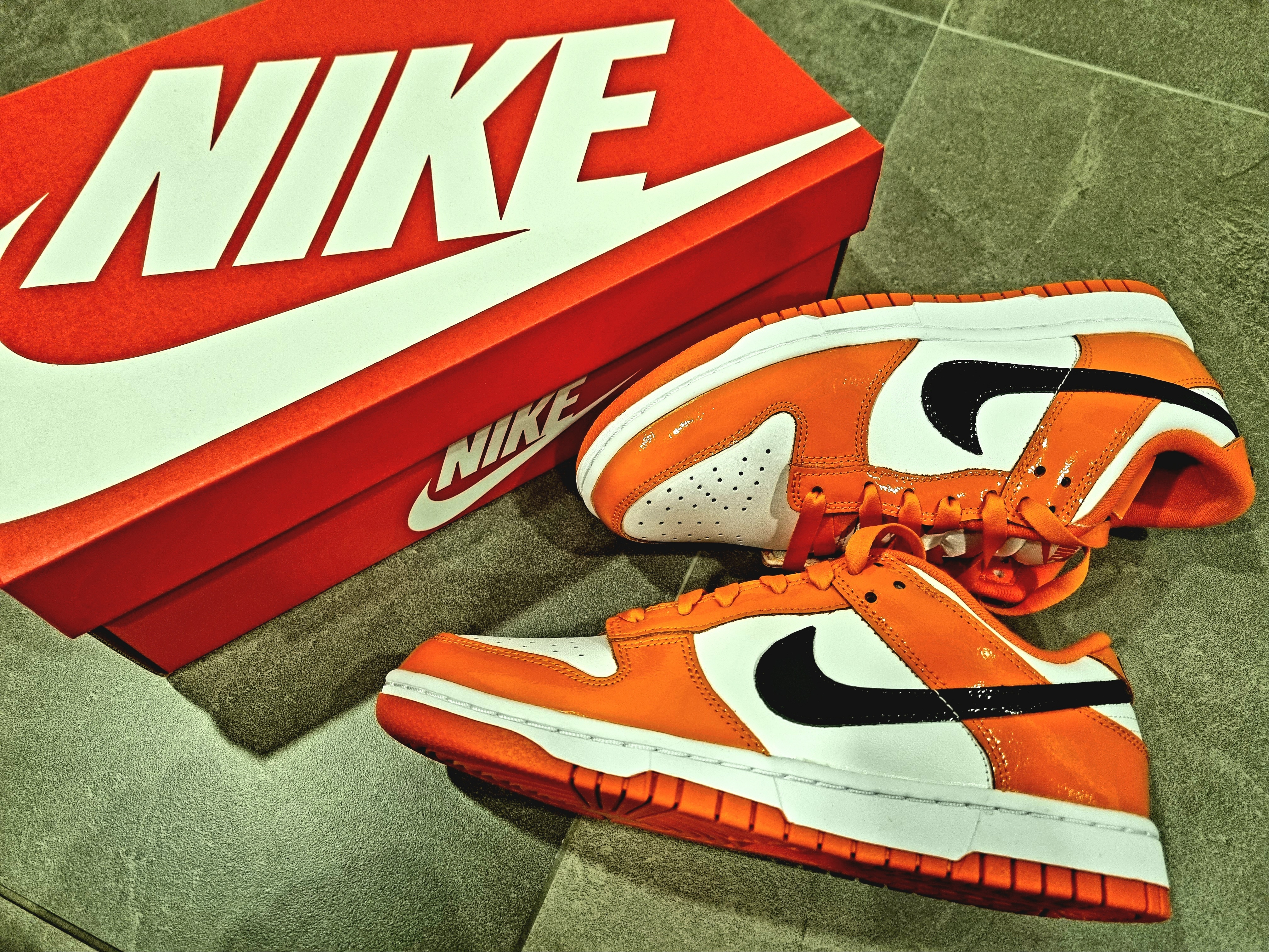 (W) Nike Dunk Low Essential Brilliant Orange 착용 스타일 - 3