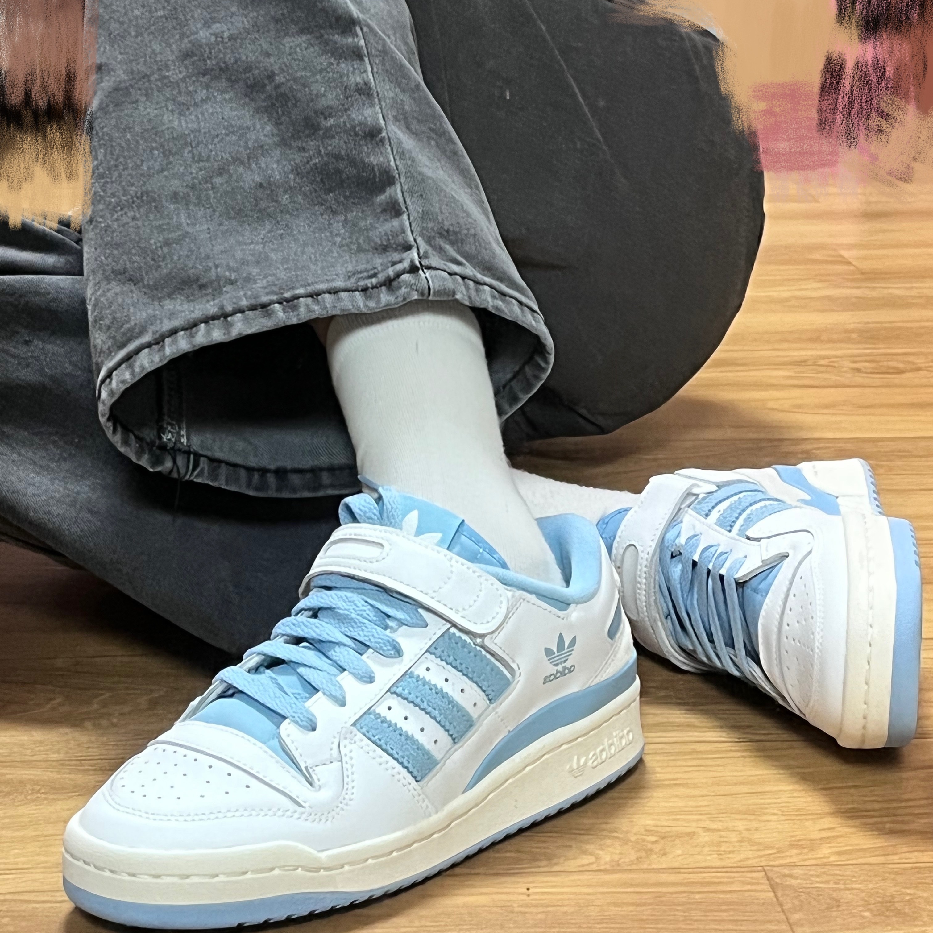 Adidas Forum 84 Low Clear Blue 착용 스타일 - 2