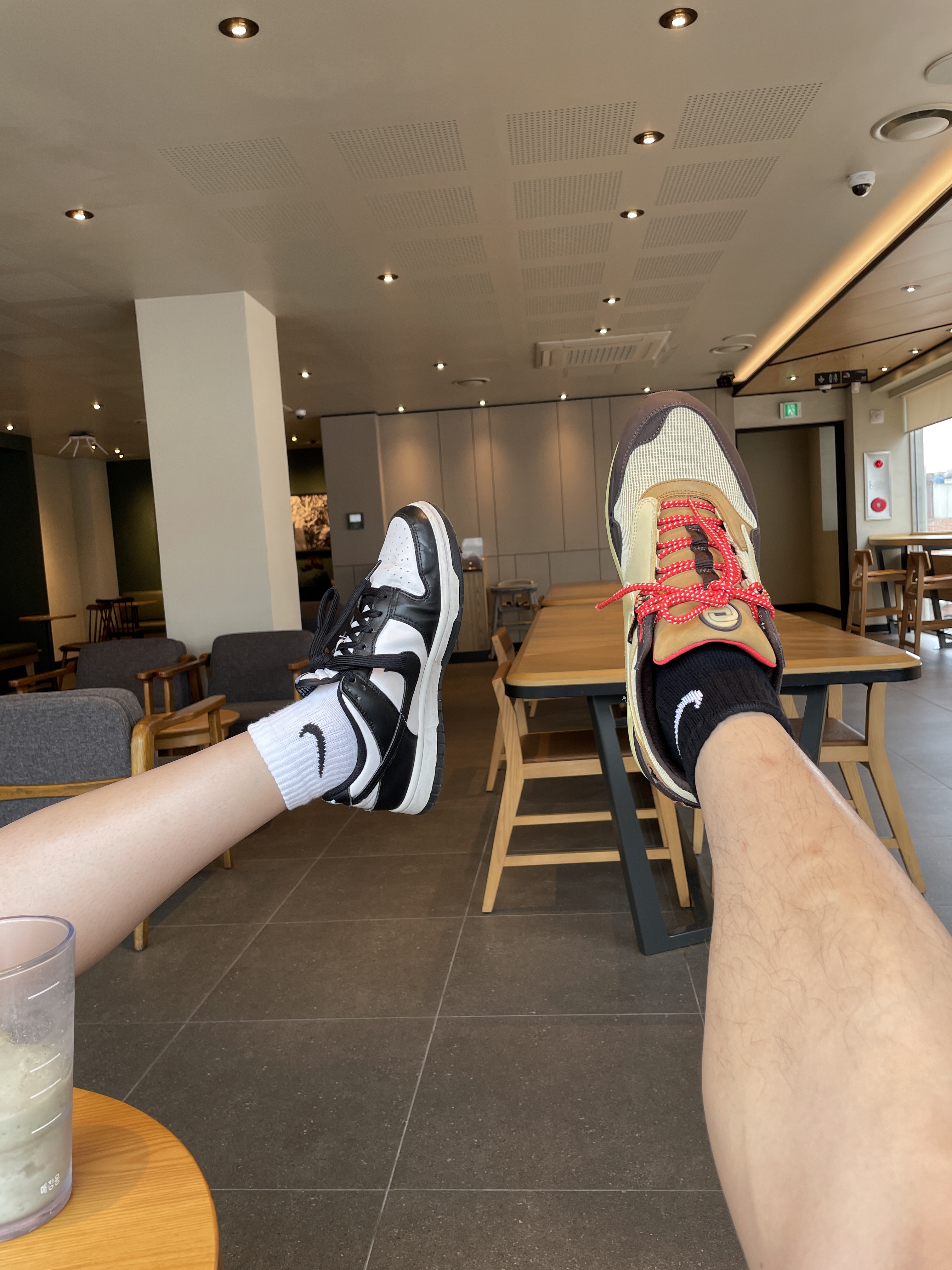 Nike x Travis Scott Air Max 1 Cact.us Brown, Nike x Travis Scott NRG BH S/S T-Shirt Cacao Wow - US/EU 착용 스타일 - 2