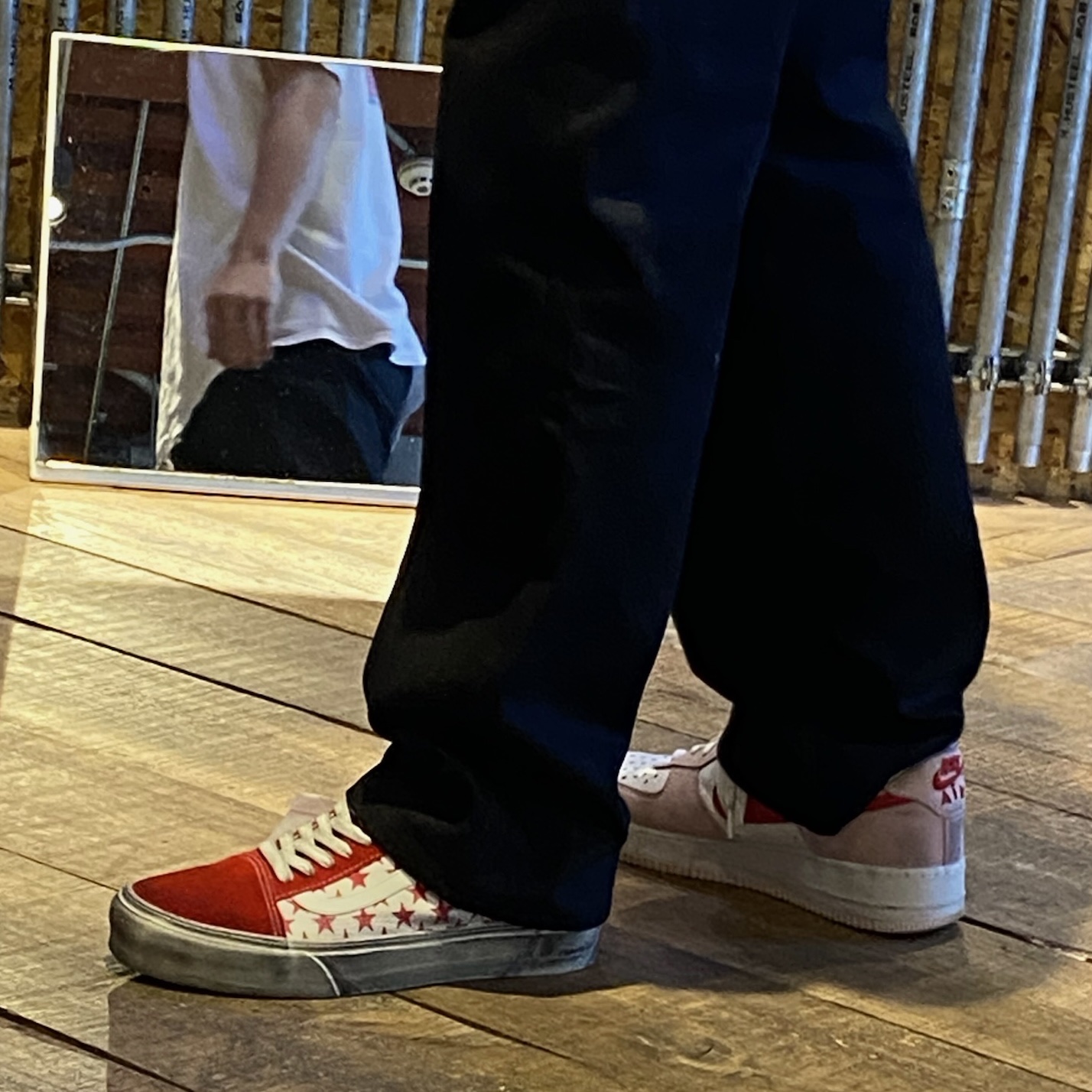 Vans Vault x Bianca Chandon Old Skool LX Stressed Red White, Nike Air Force 1 '07 QS Valentine's Day 착용 스타일