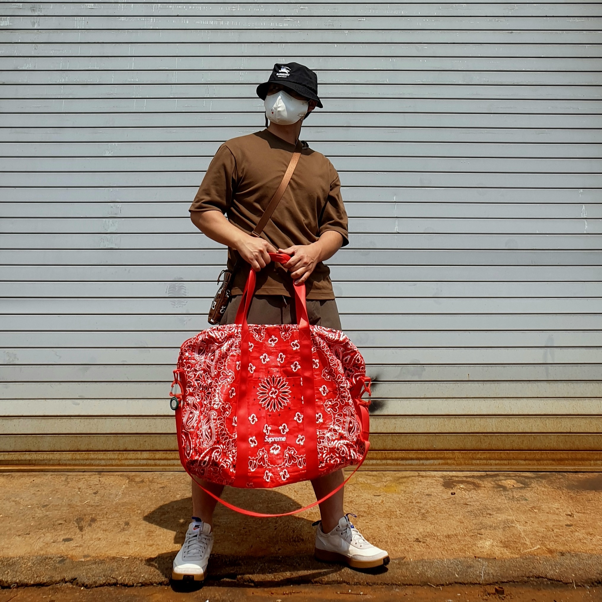 Nike x Tom Sachs General Purpose Shoe Light Cream, Supreme Bandana Tarp Small Duffle Bag Red - 21SS 착용 스타일