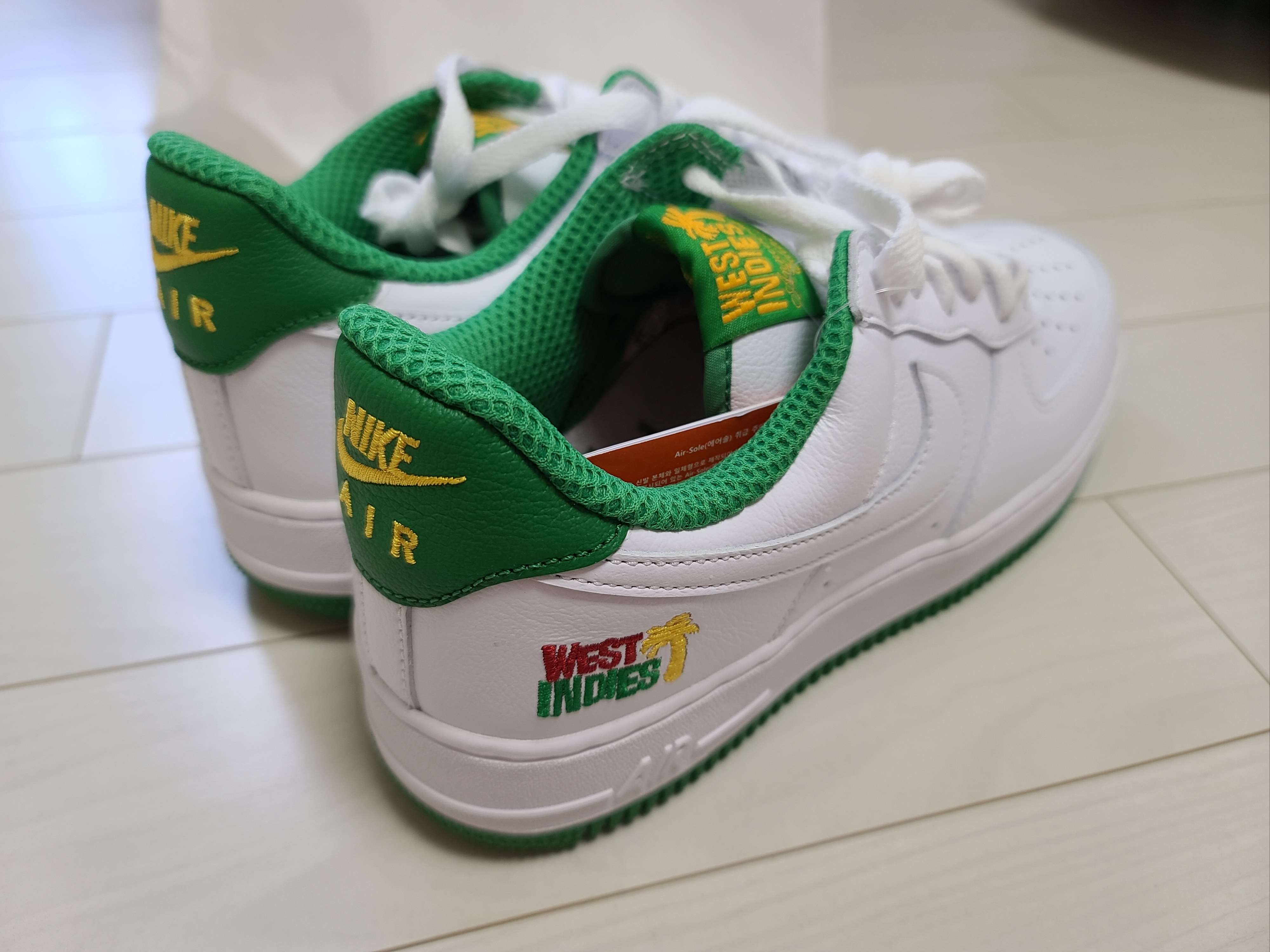 Nike Air Force 1 Low Retro QS West Indies Classic Green 착용 스타일 - 4