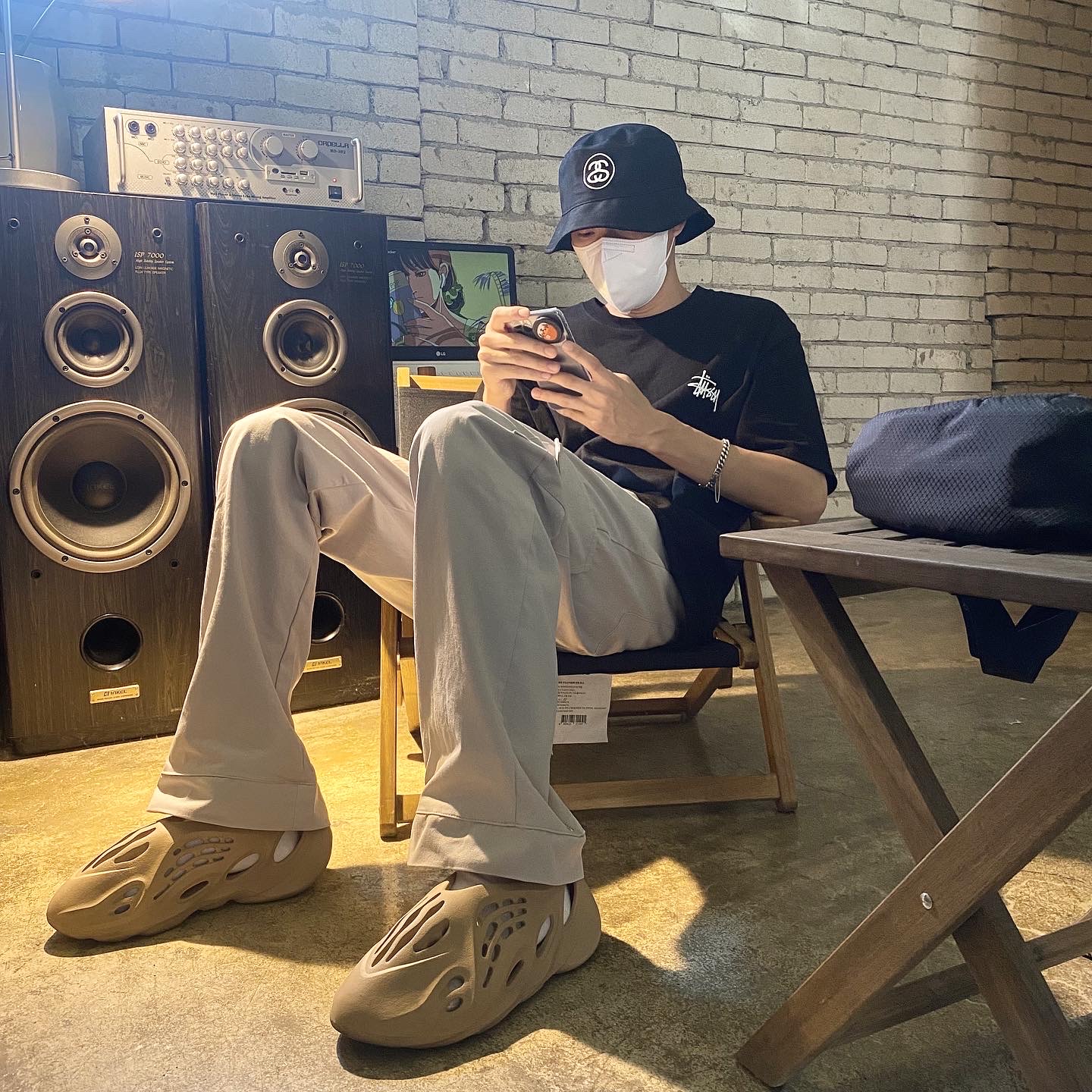 Stussy SS Link Deep Bucket Hat Black, Stussy Basic Stussy T-Shirt Black 2022 착용 스타일 - 1