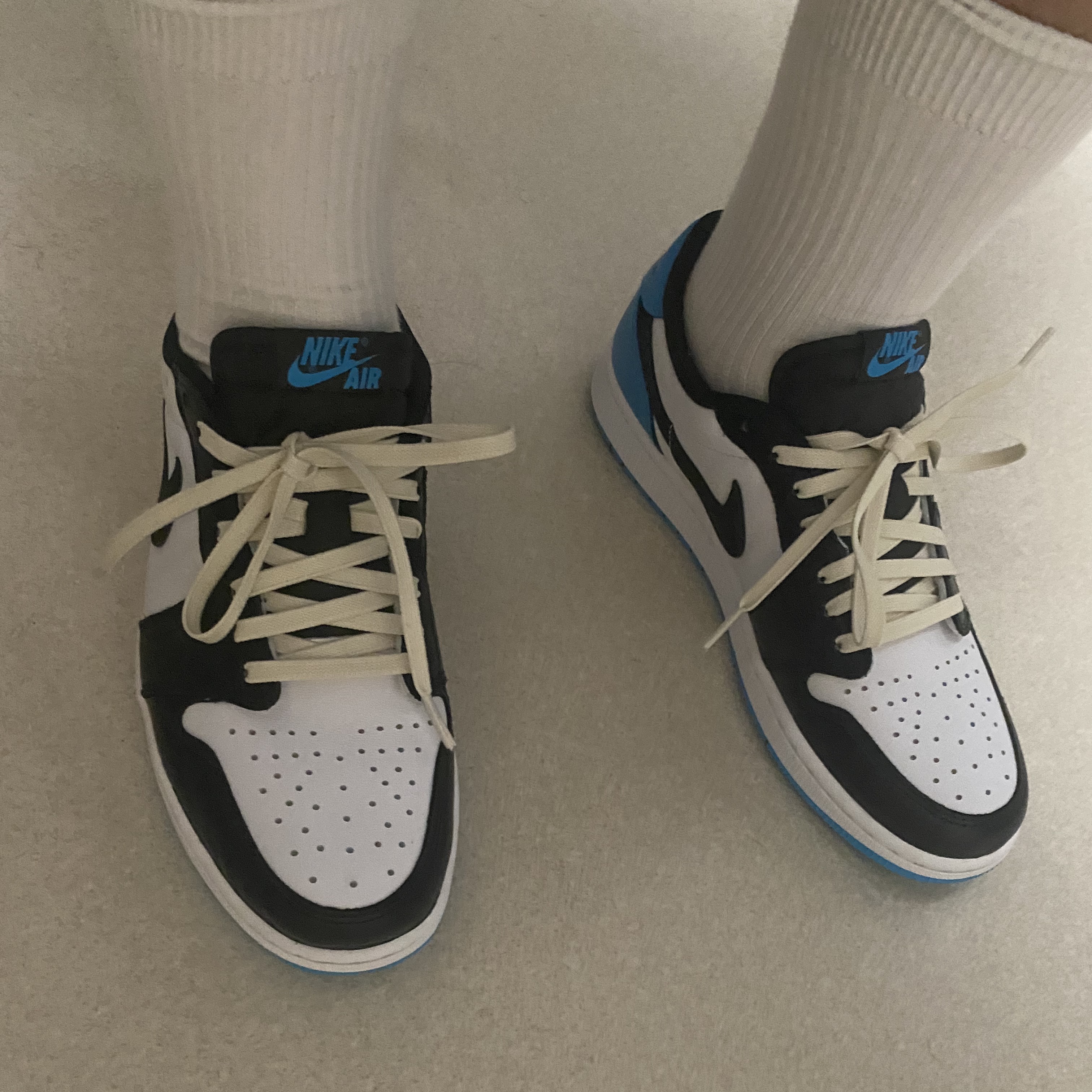 Jordan 1 Retro Low OG Black and Dark Powder Blue 착용 스타일