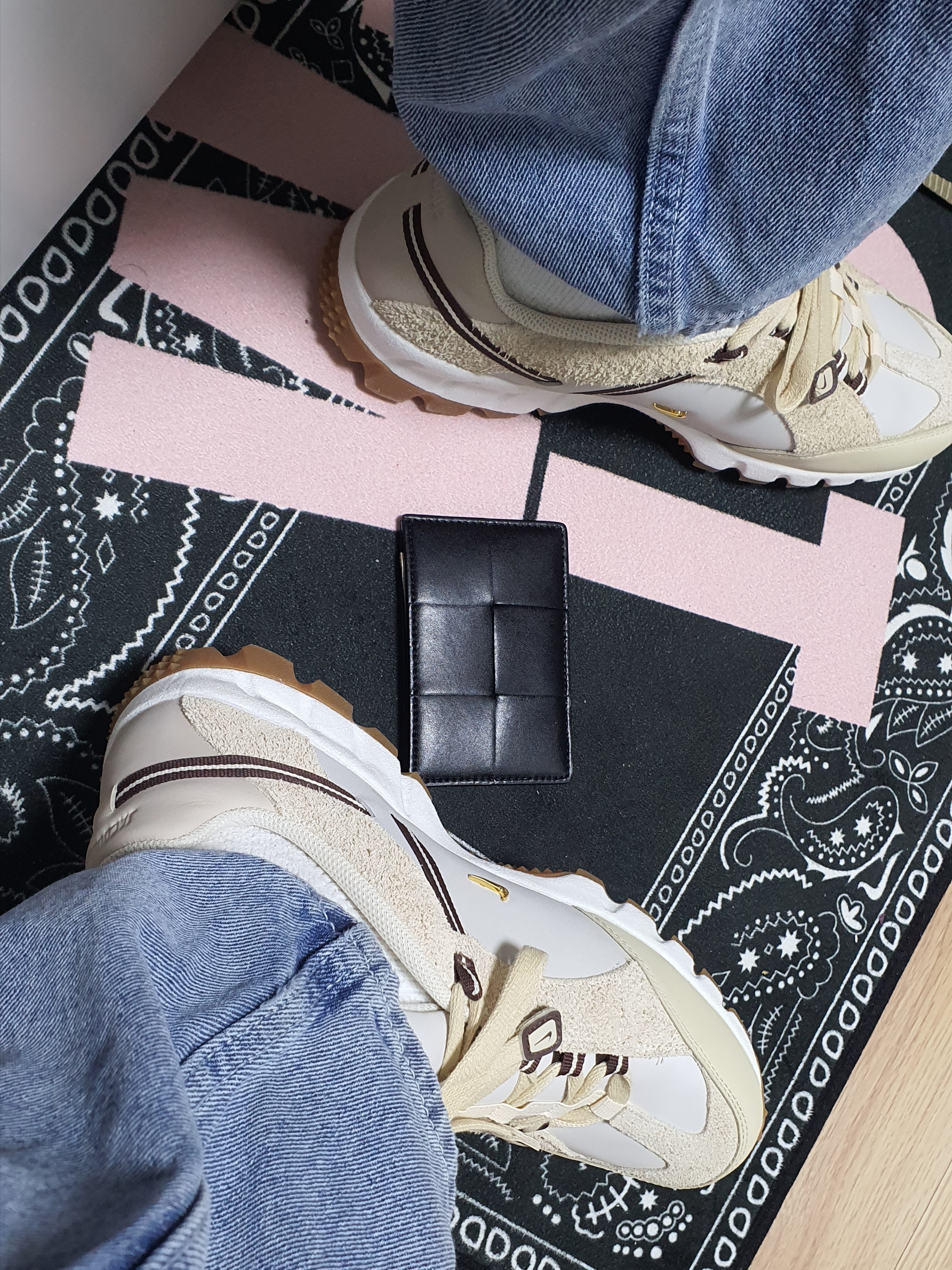 Bottega Veneta Credit Card Case Calfskin Black, Nike x Jacquemus Air Humara LX Light Bone and Gold 착용 스타일