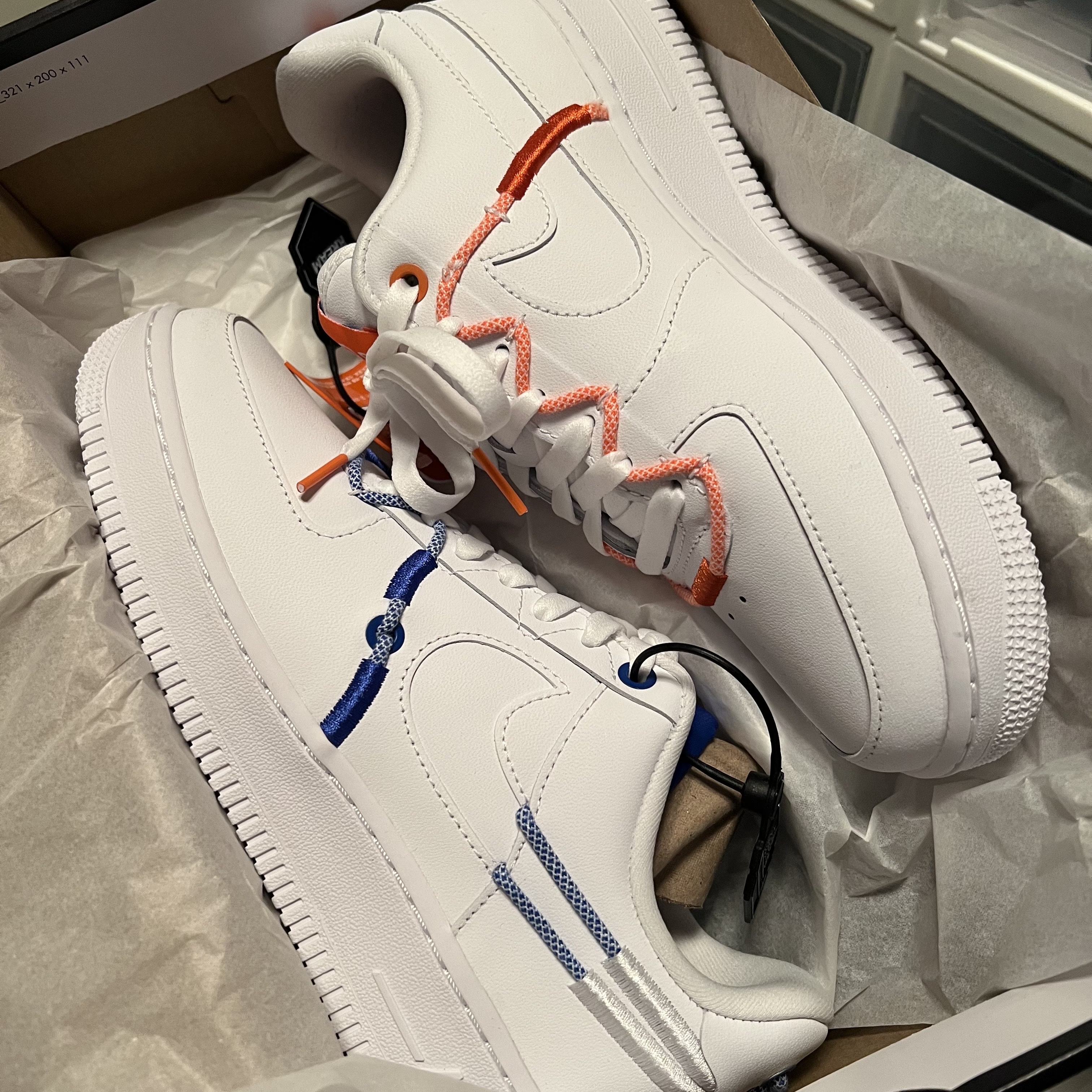 (W) Nike Air Force 1 '07 LX White Safety Orange 착용 스타일