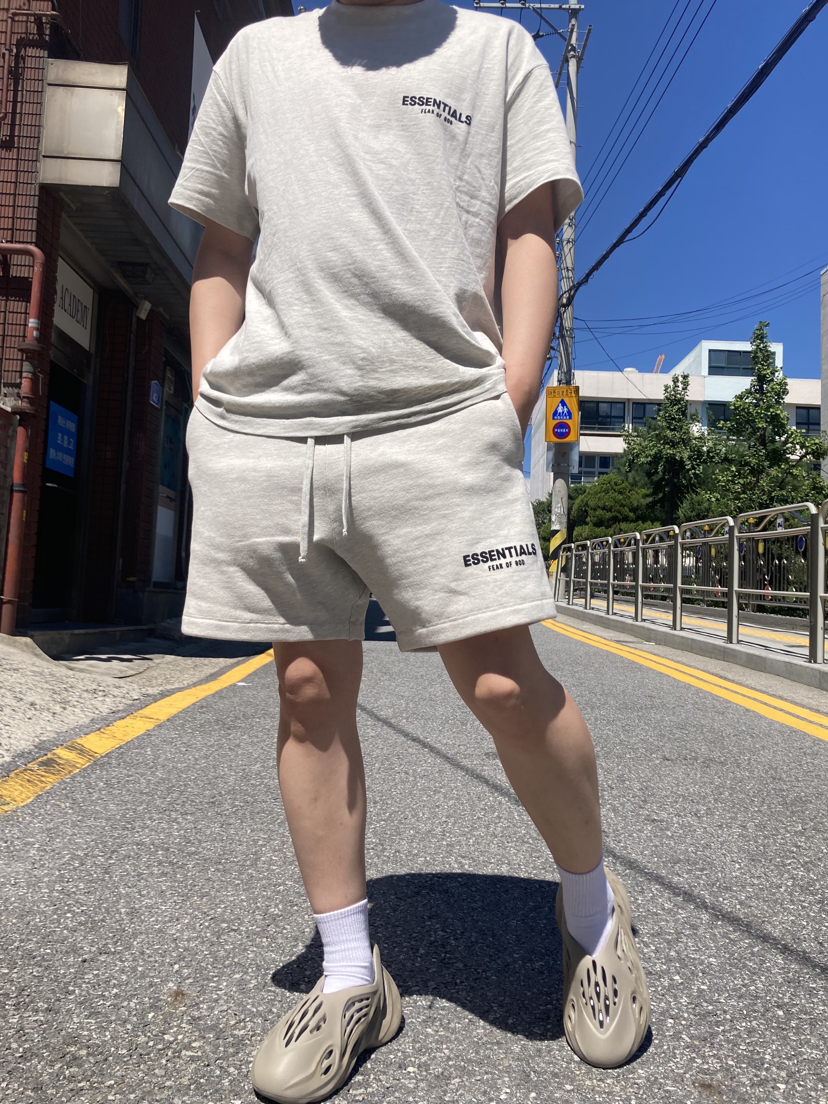 Essentials The Core Collection T-Shirt Light Oatmeal, Essentials The Core Collection Sweatshorts Light Oatmeal 착용 스타일