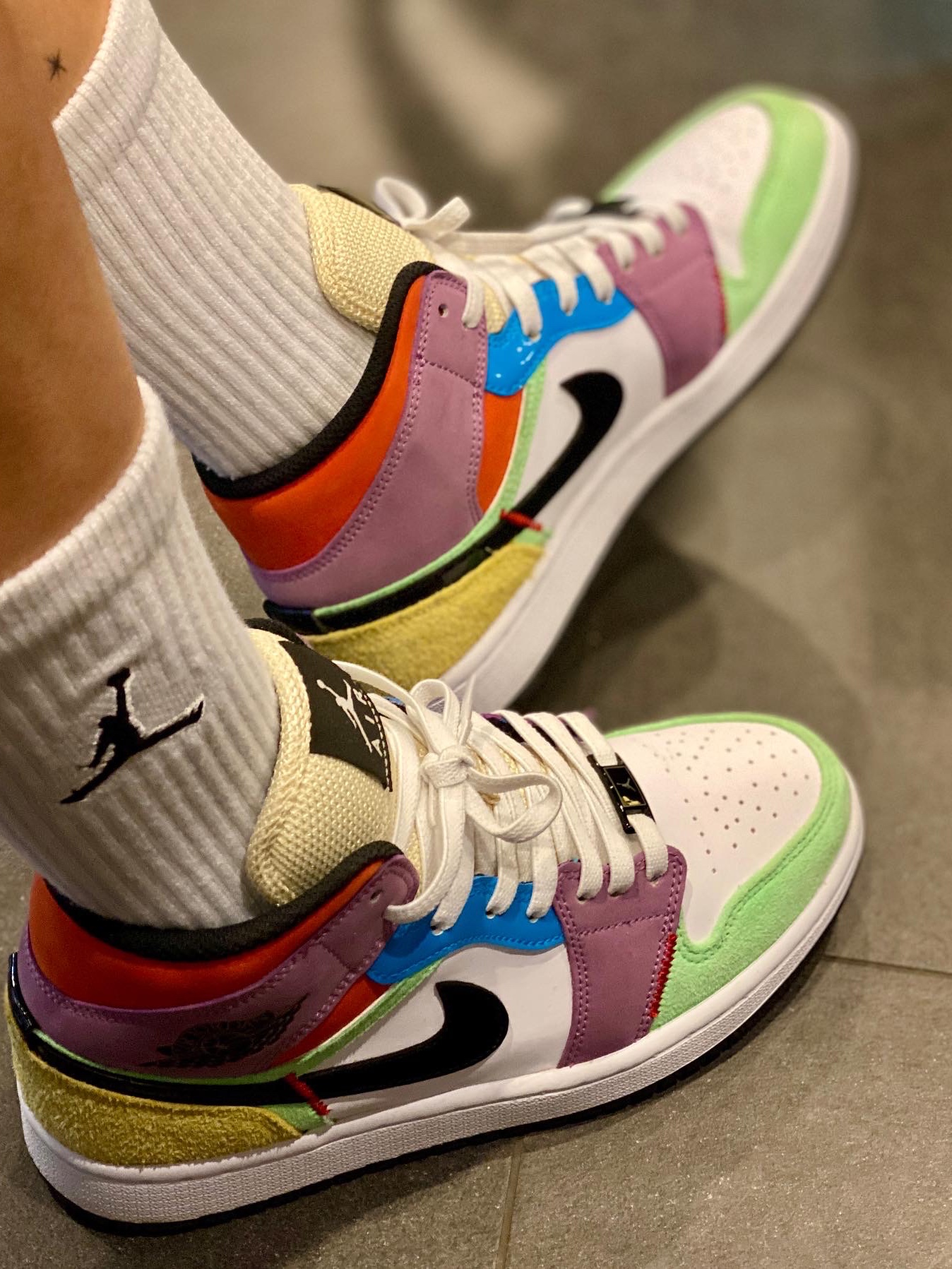 (W) Jordan 1 Mid SE Multi-Color Lightbulb 착용 스타일 - 4