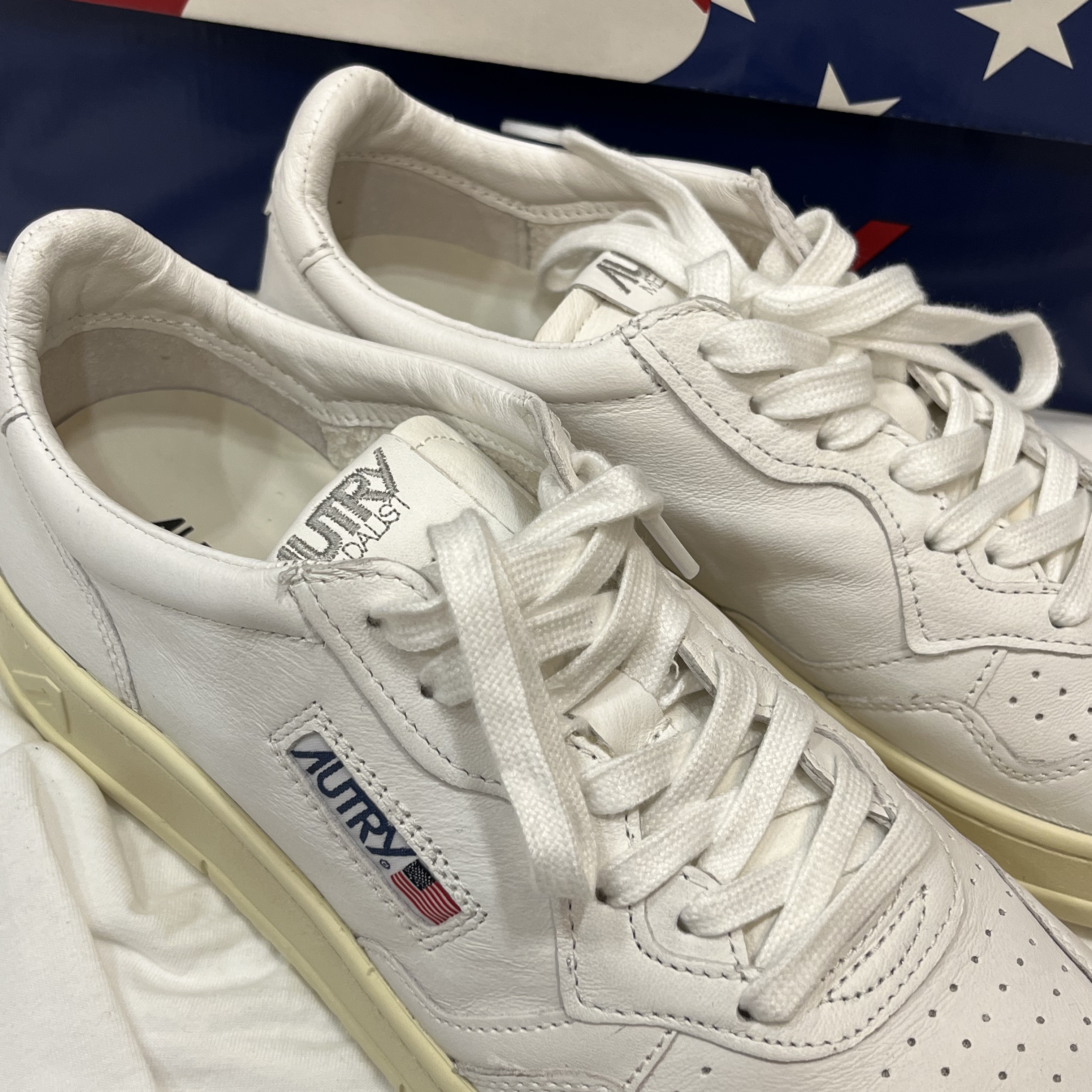 Autry Medalist Low Goatskin Sneakers White 착용 스타일