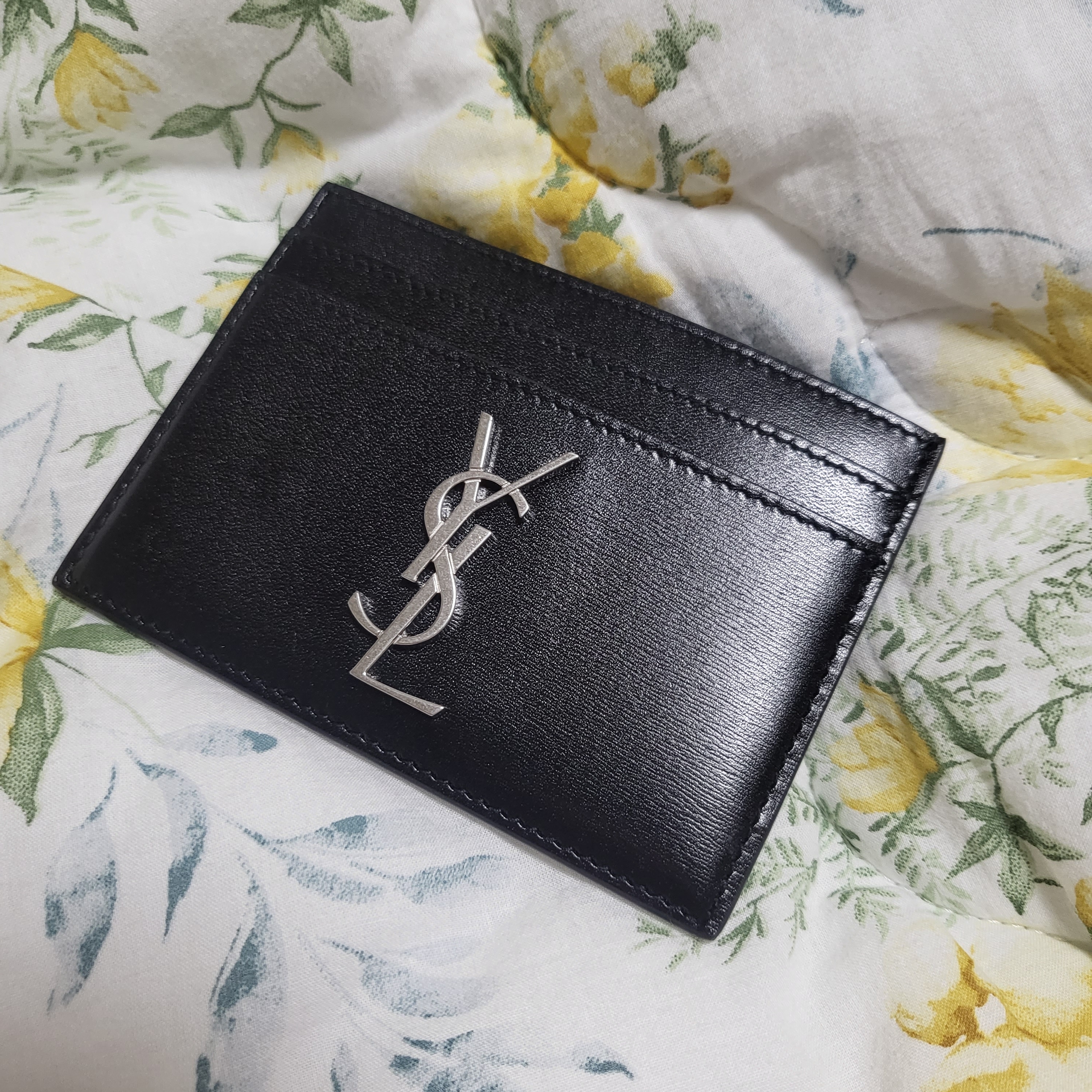 Saint Laurent Monogram Card Case in Smooth Leather Black 착용 스타일