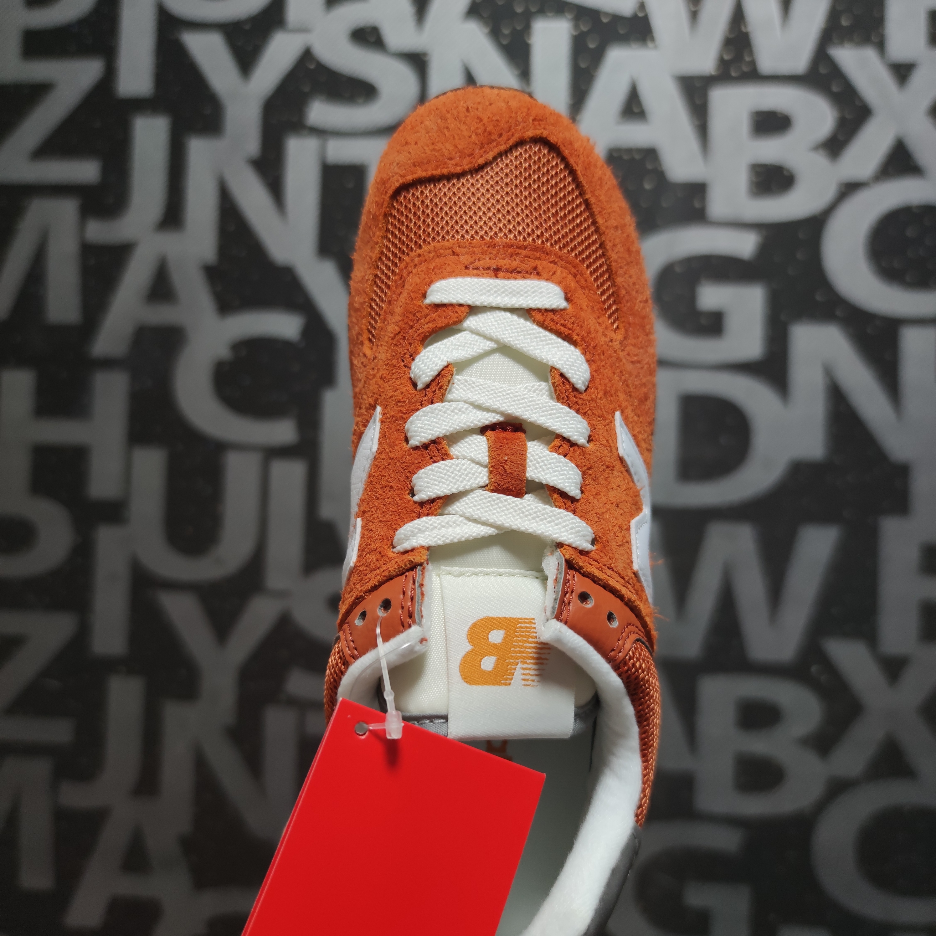 New Balance 574 Heritage Orange Burst White 착용 스타일 - 4
