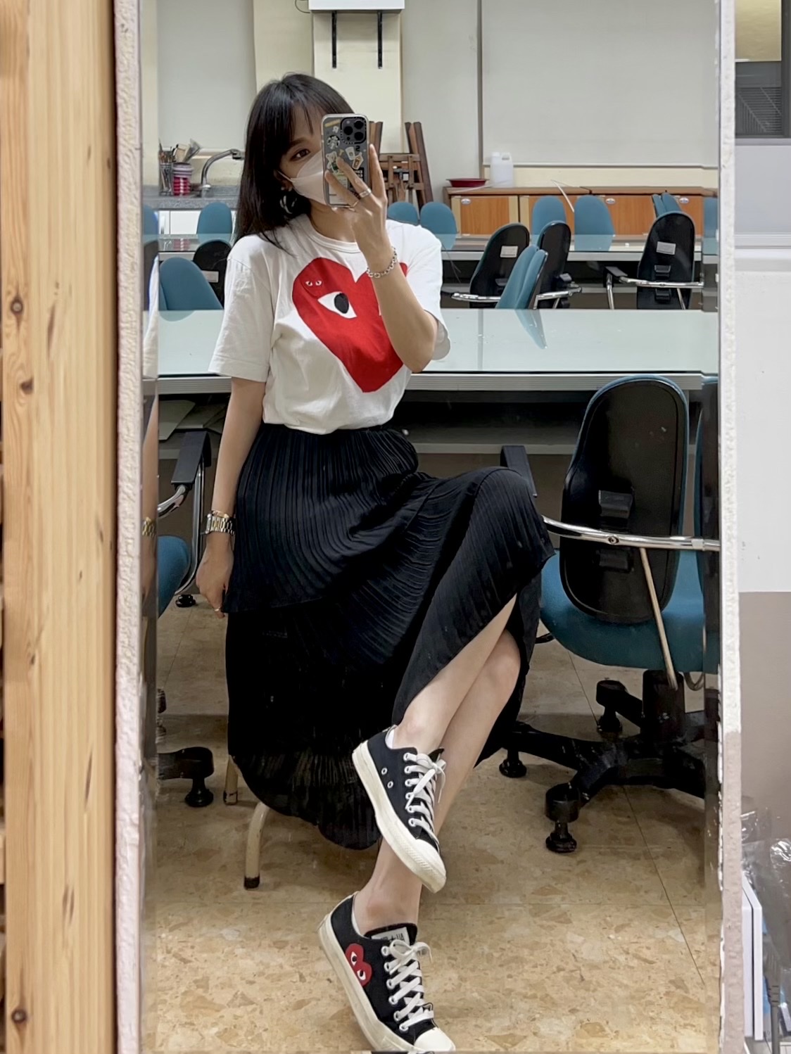Converse x Play Comme des Garcons Chuck 70 Ox Black, (W) Play Comme des Garcons Red Double Heart T-Shirt White 착용 스타일 - 1
