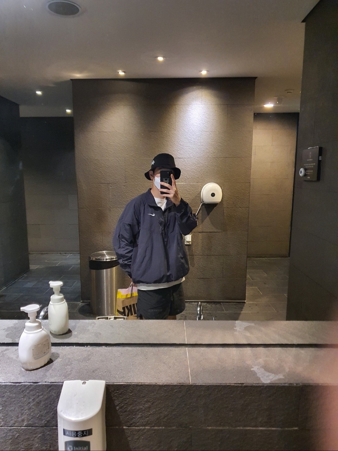 Jordan 1 x Travis Scott x Fragment Retro Low OG SP Military Blue, Nike x Stussy Windrunner Jacket Off Noir 착용 스타일 - 3
