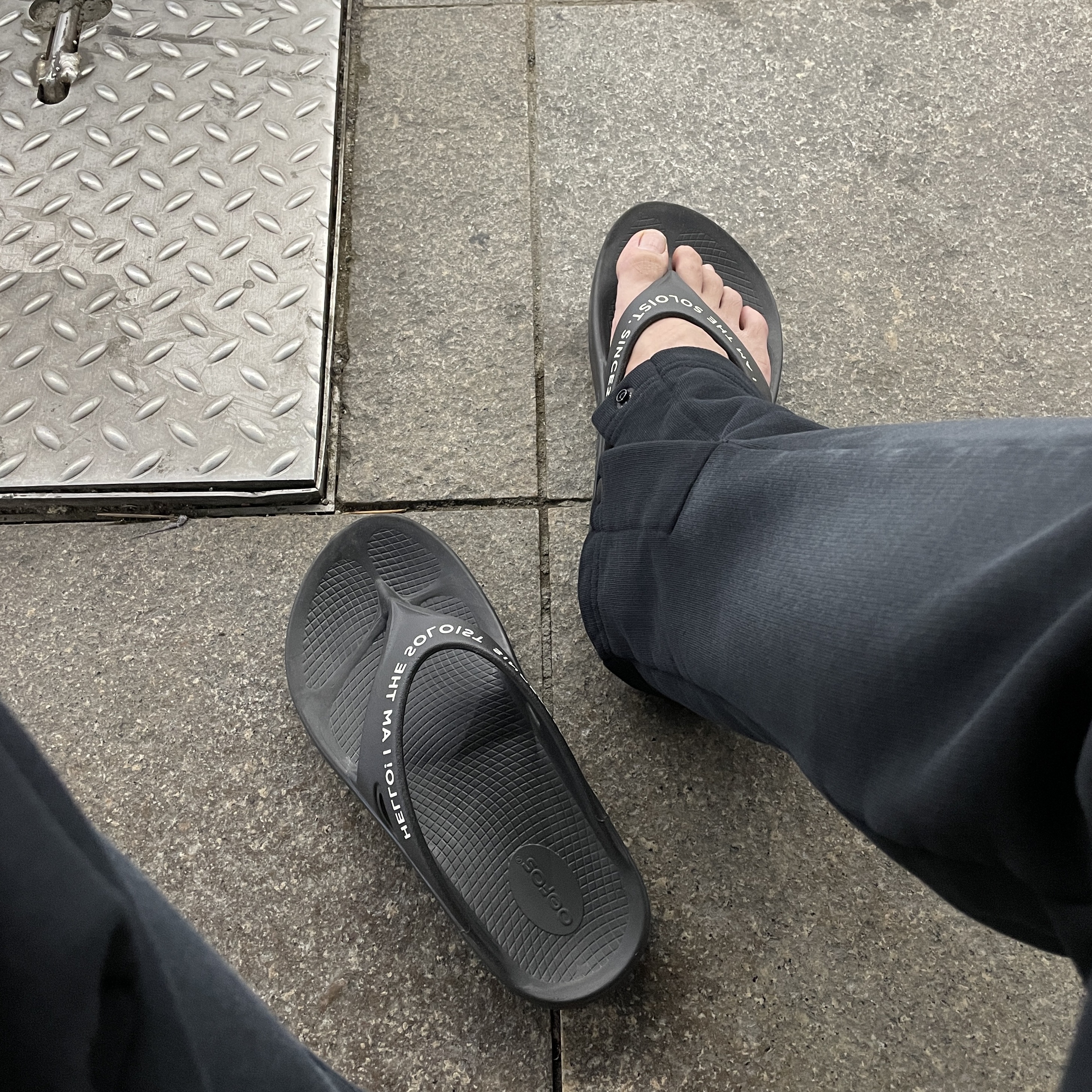 Oofos x Takahiromiyashita The Soloist Signature Flip-Flop Black White 착용 스타일 - 2