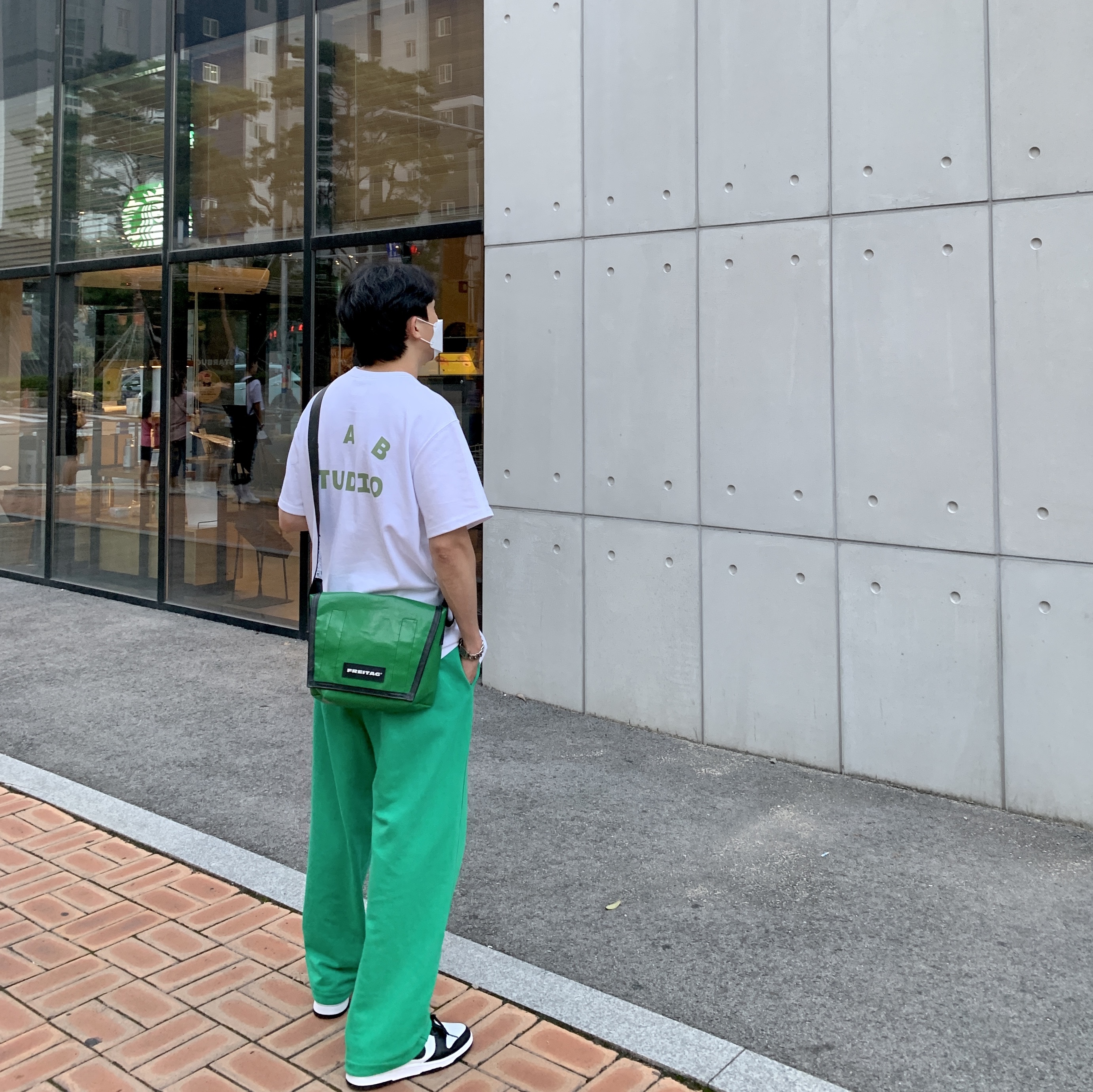 IAB Studio T-Shirt White Light Green, Nike Dunk Low Retro Black 착용 스타일 - 2
