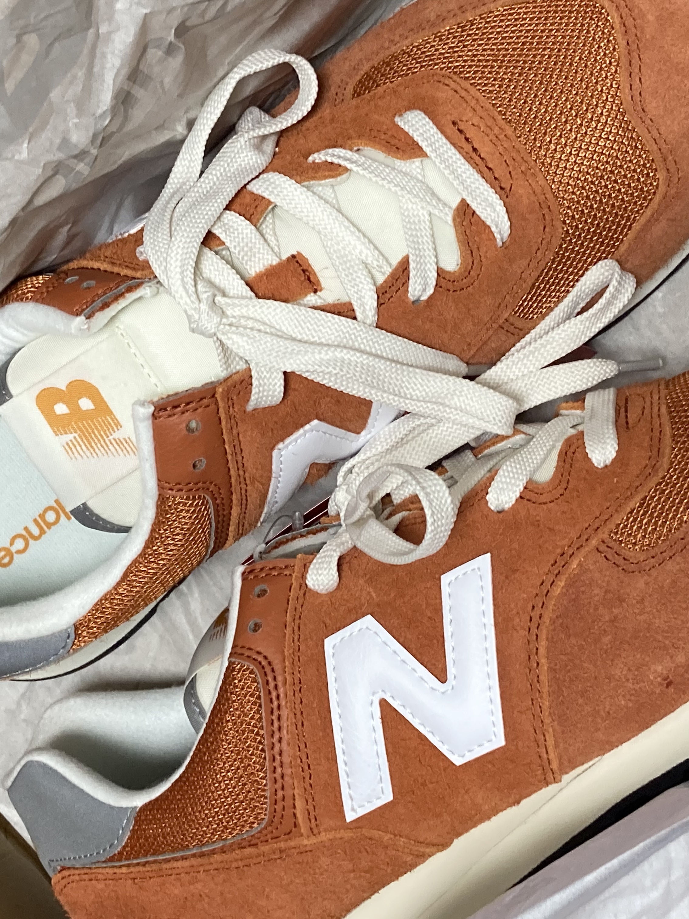 New Balance 574 Heritage Orange Burst White 착용 스타일 - 1