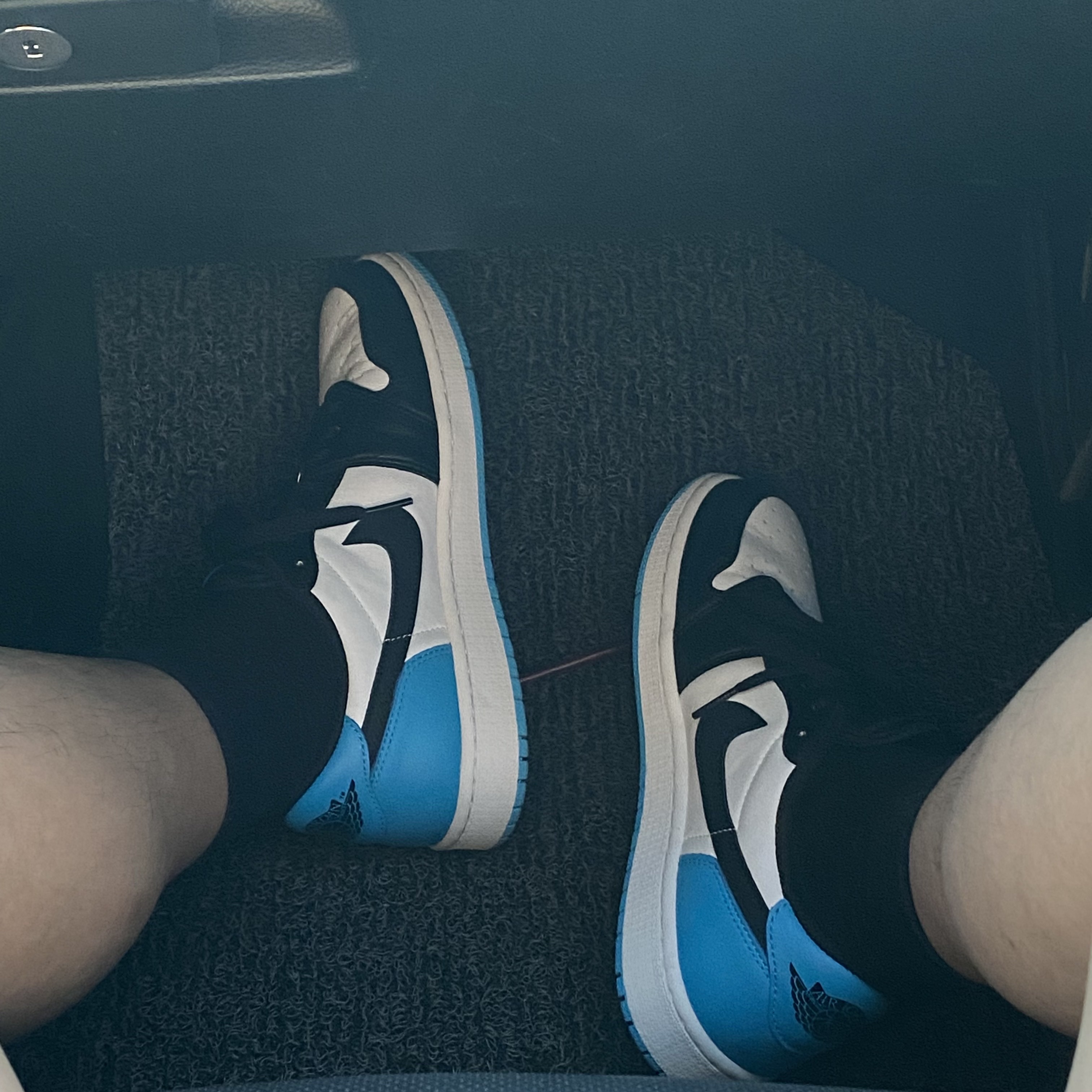 Jordan 1 Retro Low OG Black and Dark Powder Blue 착용 스타일 - 4