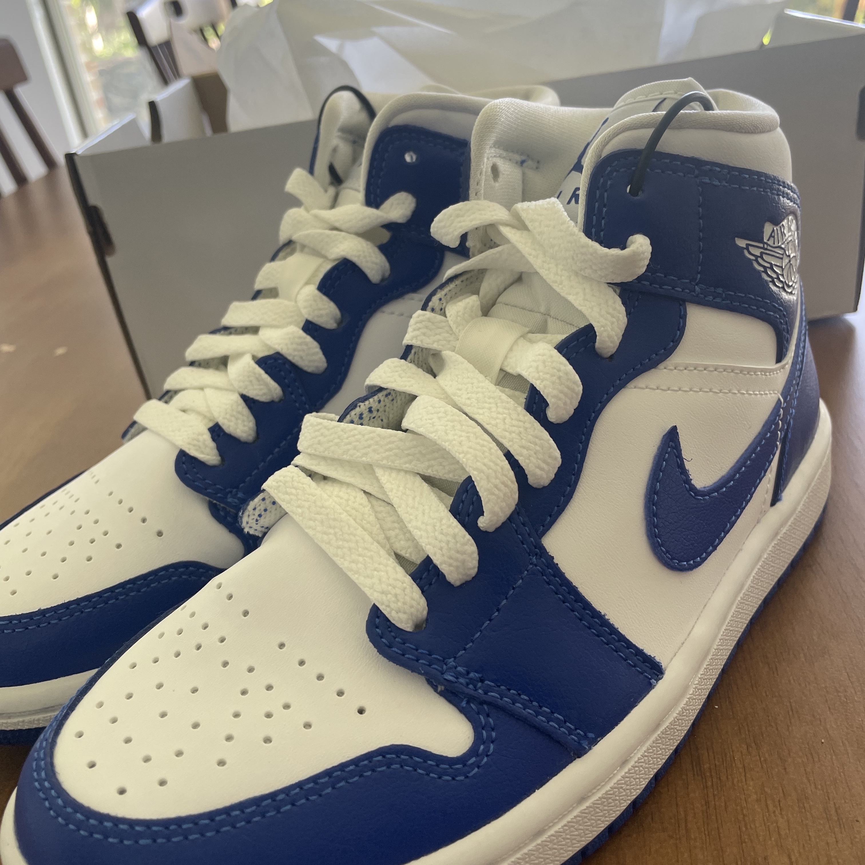 (W) Jordan 1 Mid White Hyper Royal 착용 스타일
