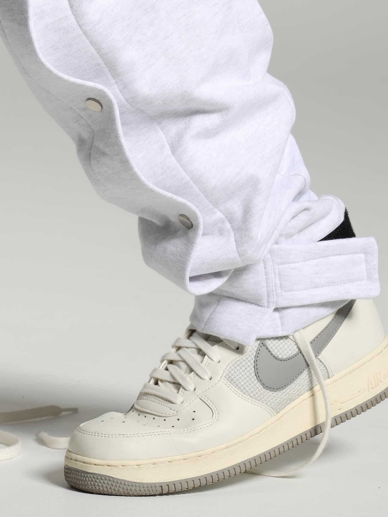 Nike Air Force 1 High '07 LV8 Sail and Medium Grey 착용 스타일 - 1