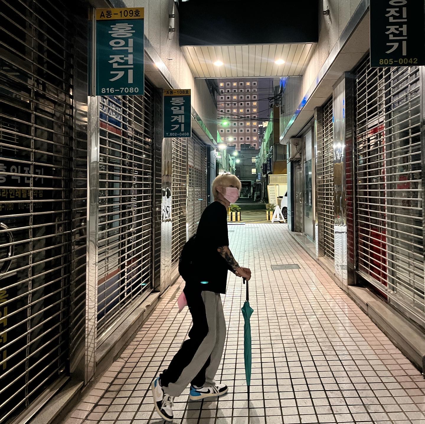 Jordan 1 Retro Low OG Black and Dark Powder Blue, Stussy x Our Legacy Surfman T-Shirt Black - 21SS 착용 스타일 - 2