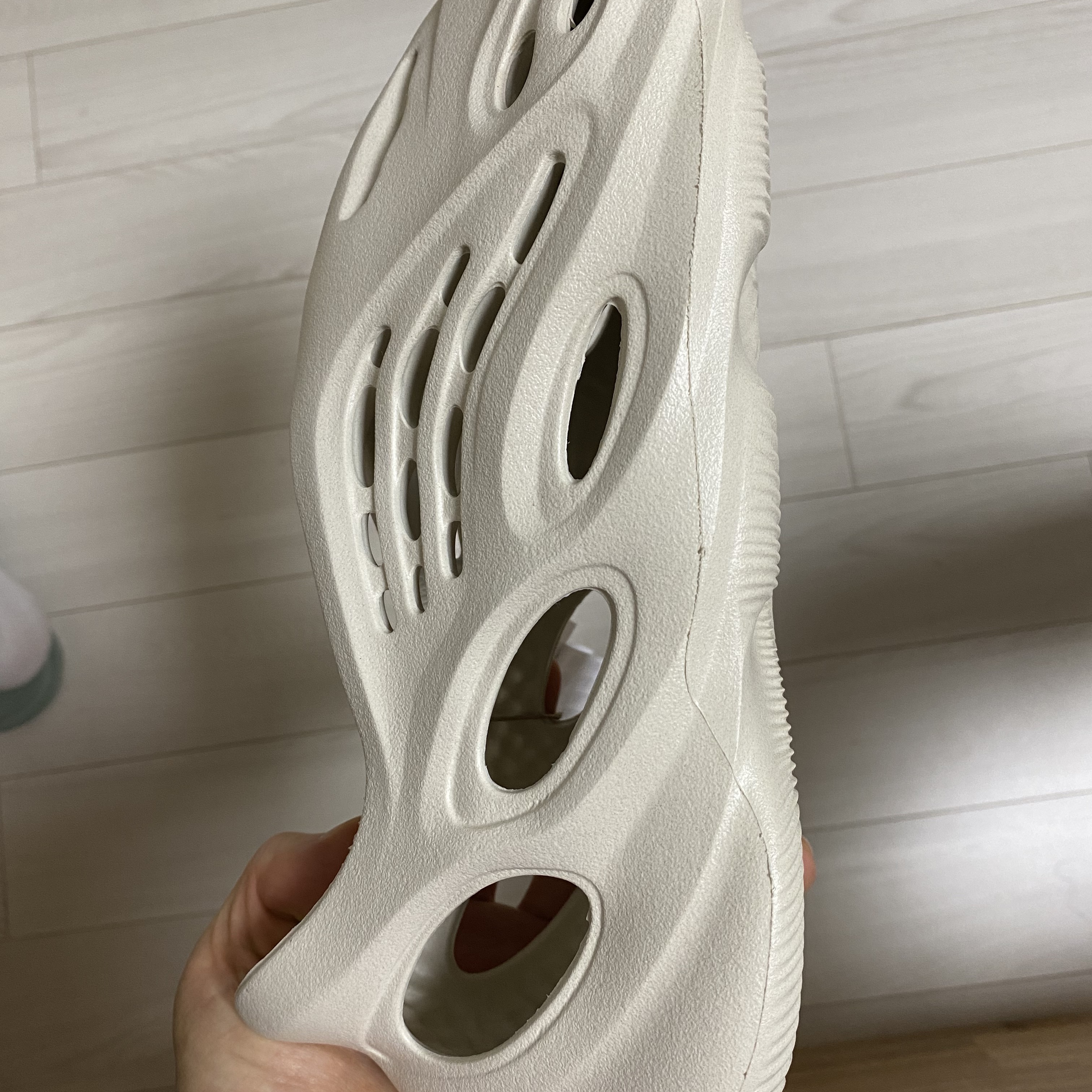 Adidas Yeezy Foam RNNR Sand 착용 스타일