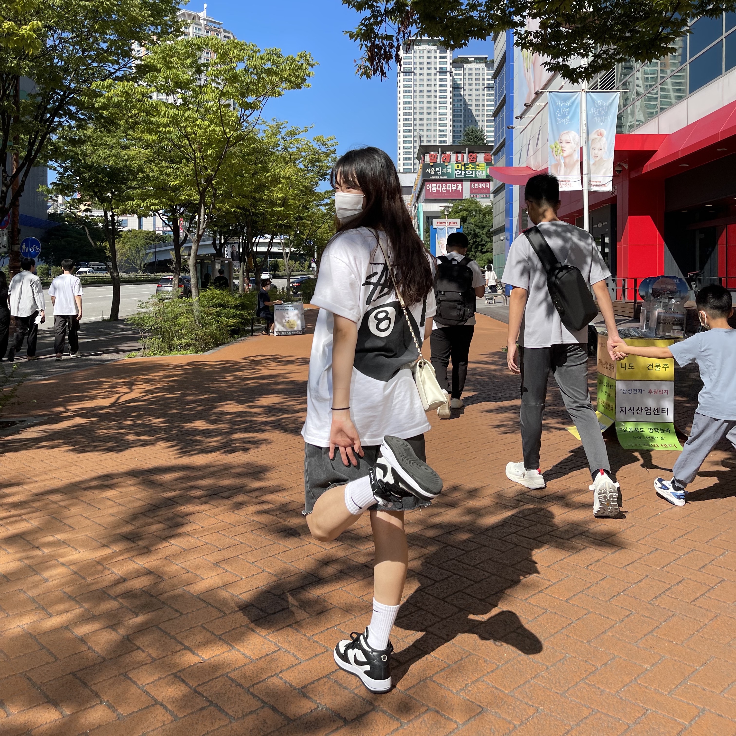 Nike x Stussy Air Force 1 '07 Mid SP Black and Light Bone, Stussy 8 Ball T-Shirt White - 22SS 착용 스타일 - 1