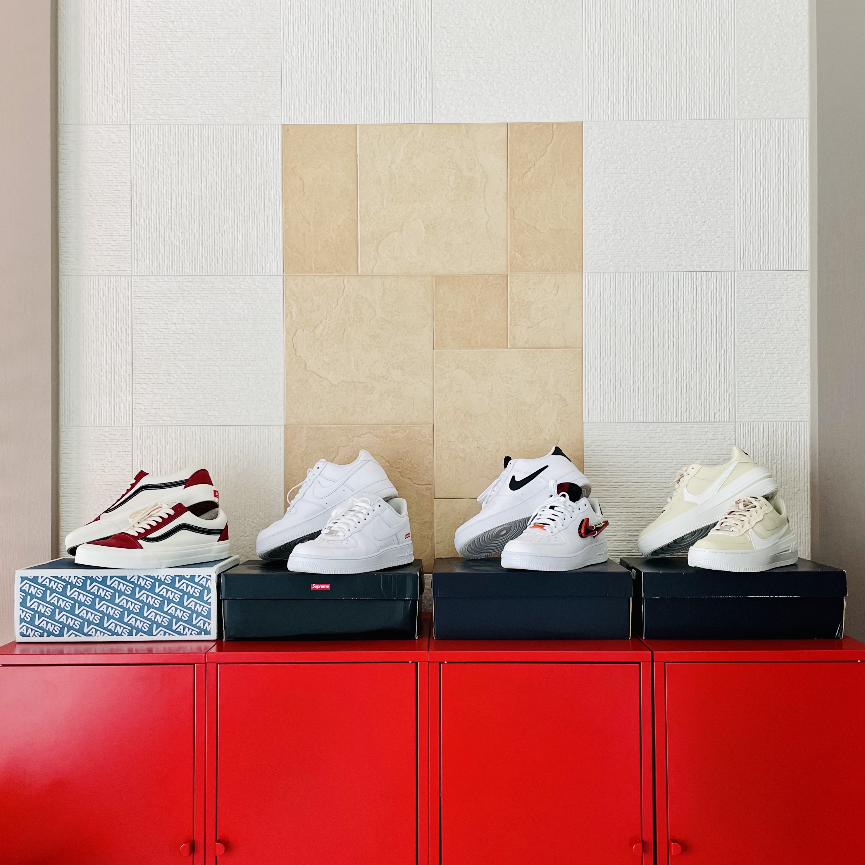 Vans Vault OG Old Skool LX Leather Chili Pepper, Nike x Supreme Air Force 1 Low White 착용 스타일 - 1