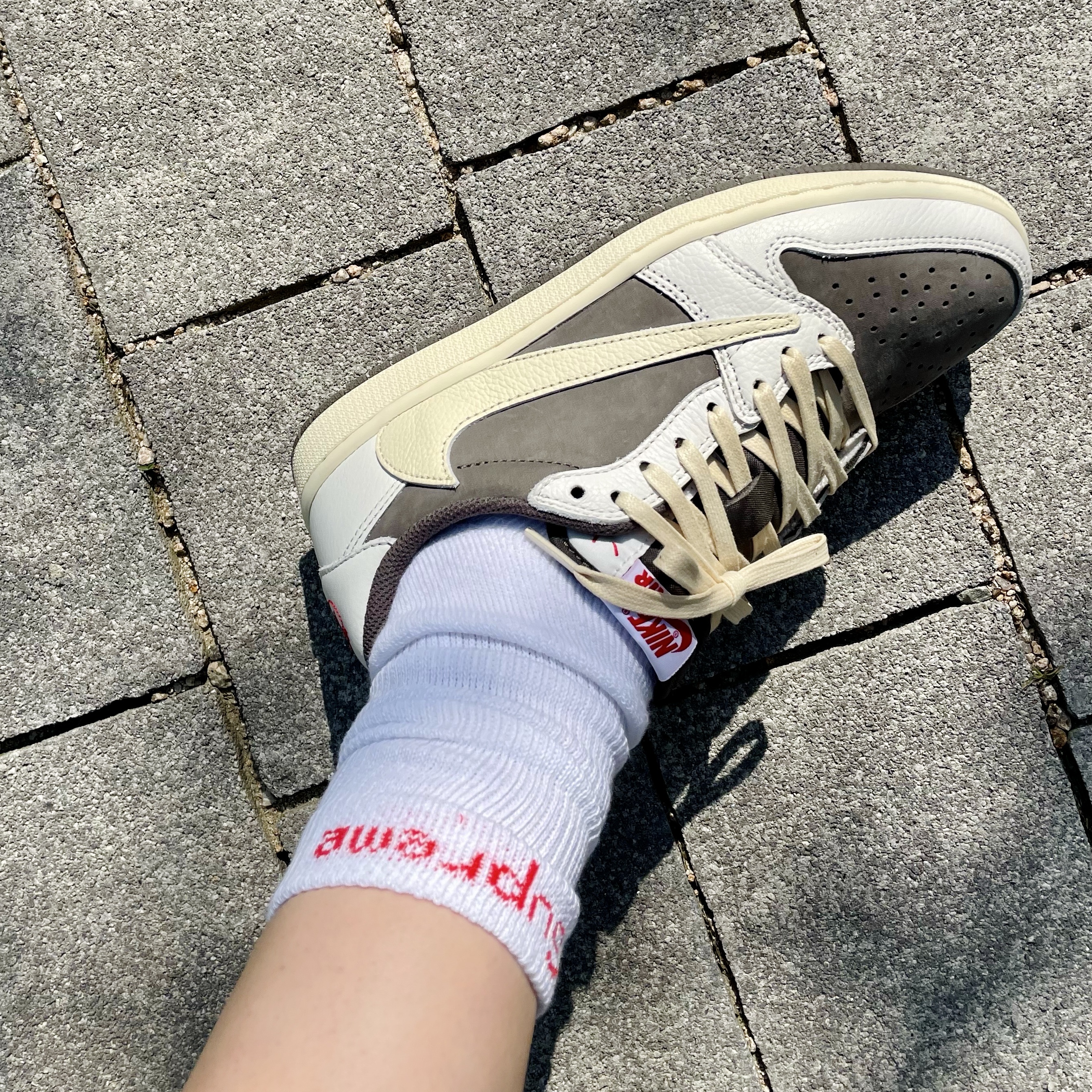 Jordan 1 x Travis Scott Retro Low OG SP Sail and Ridgerock, Supreme Hanes Crew Socks White (4 Pack) 착용 스타일