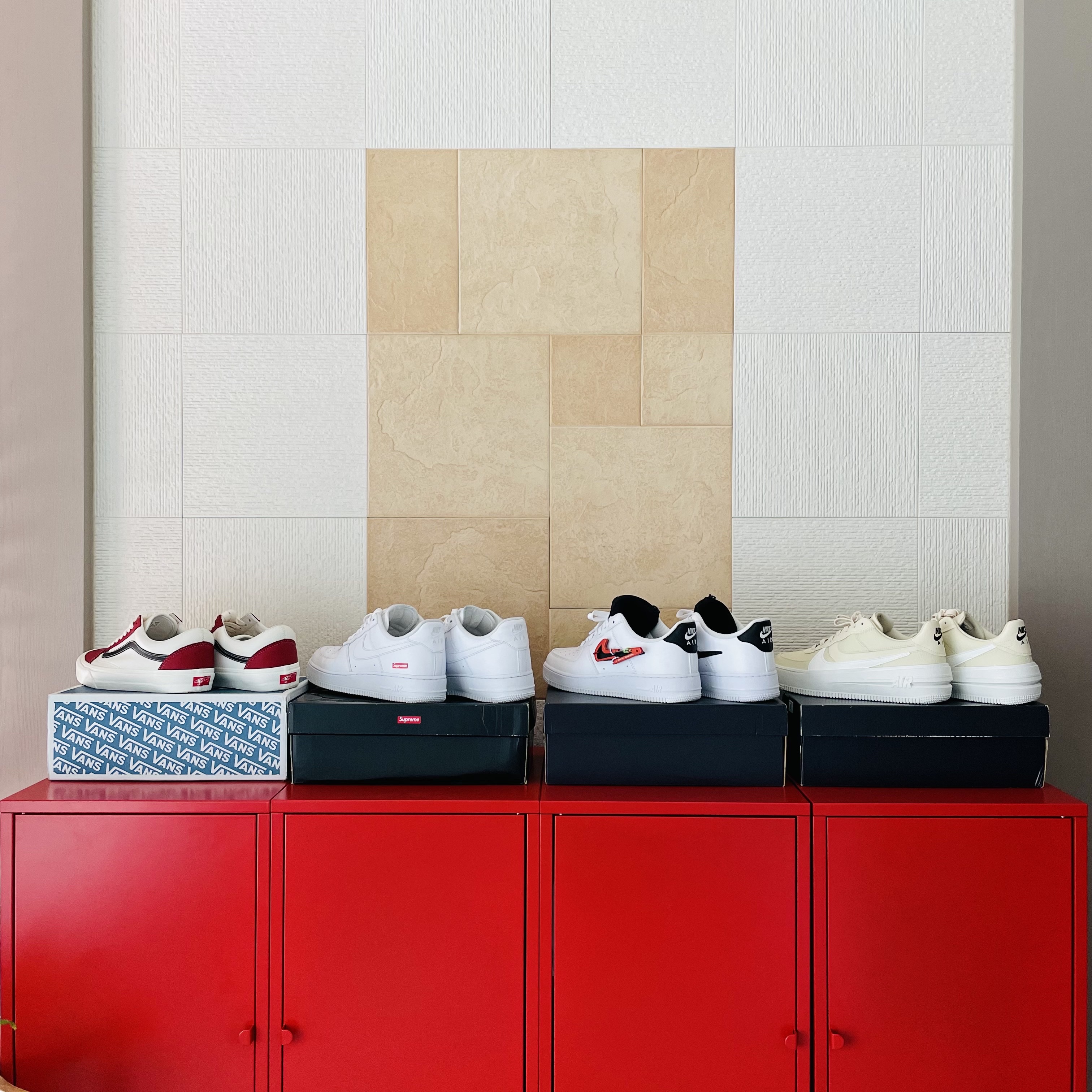 Vans Vault OG Old Skool LX Leather Chili Pepper, Nike x Supreme Air Force 1 Low White 착용 스타일 - 2