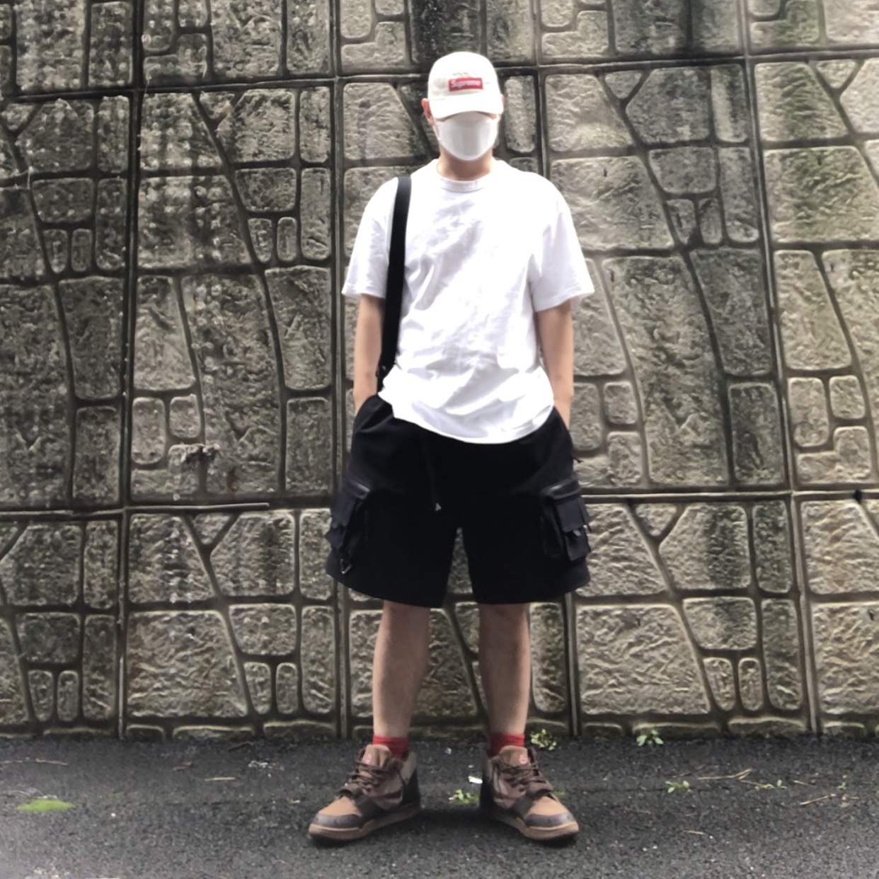 Supreme Washed Chino Twill Camp Cap Stone - 22SS, Supreme Small Messenger Bag Black - 22SS 착용 스타일