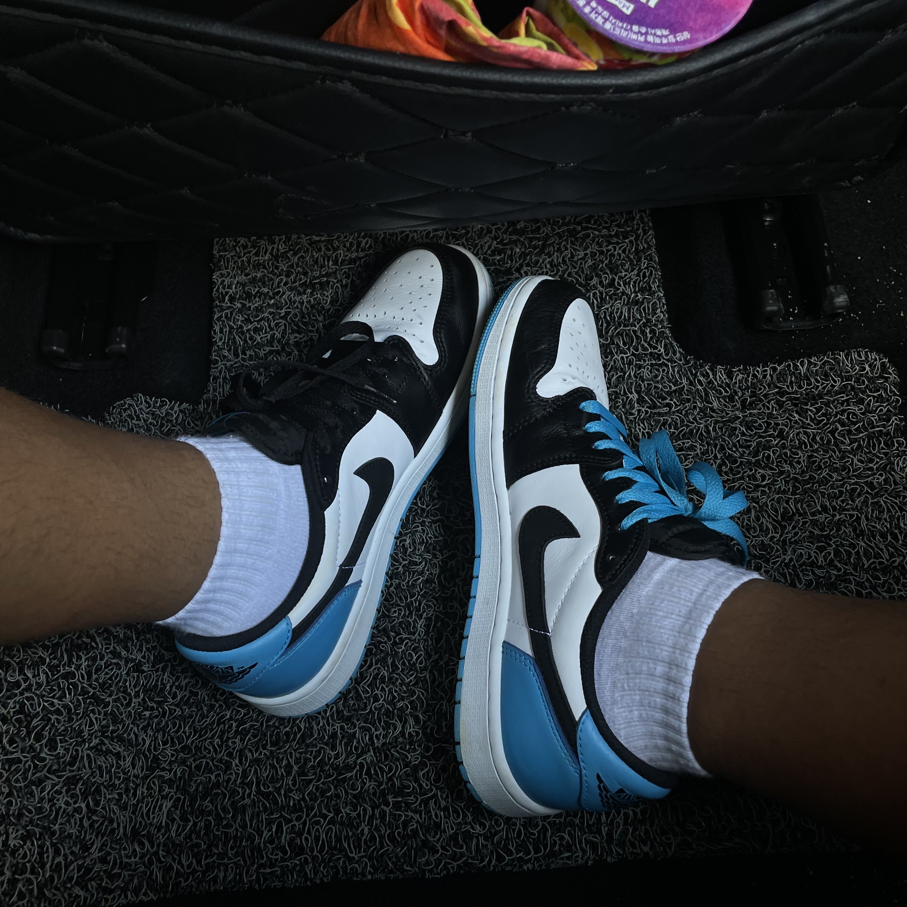 Jordan 1 Retro Low OG Black and Dark Powder Blue 착용 스타일