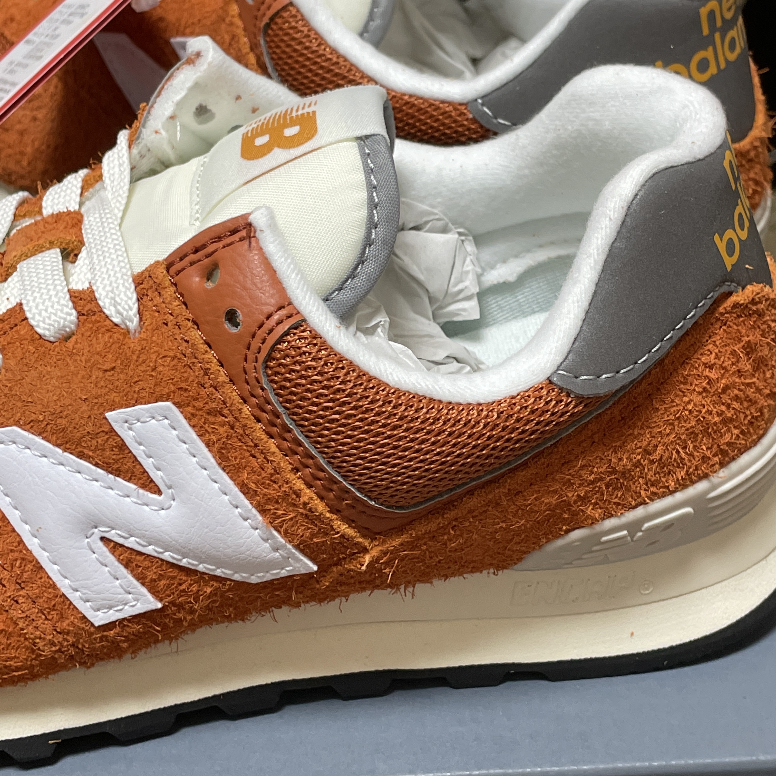 New Balance 574 Heritage Orange Burst White 착용 스타일 - 2