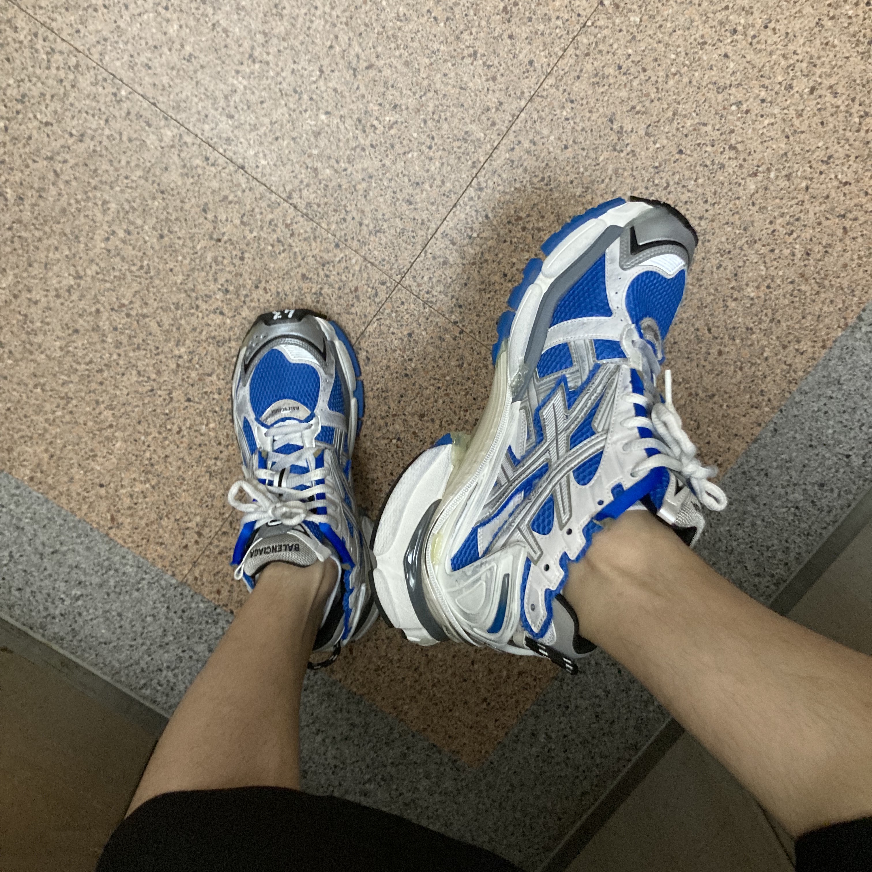 Balenciaga Runner Sneakers Blue White 착용 스타일