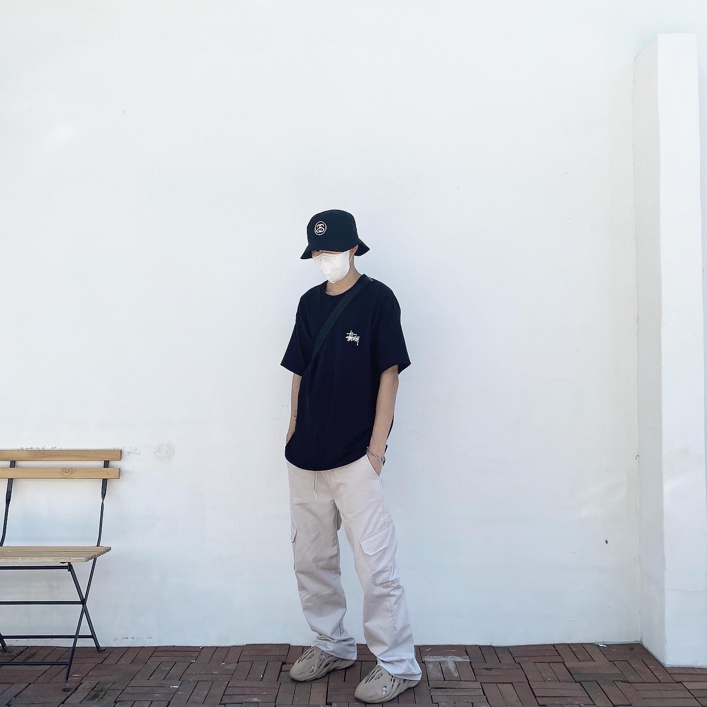 Stussy SS Link Deep Bucket Hat Black, Stussy Basic Stussy T-Shirt Black 2022 착용 스타일 - 3