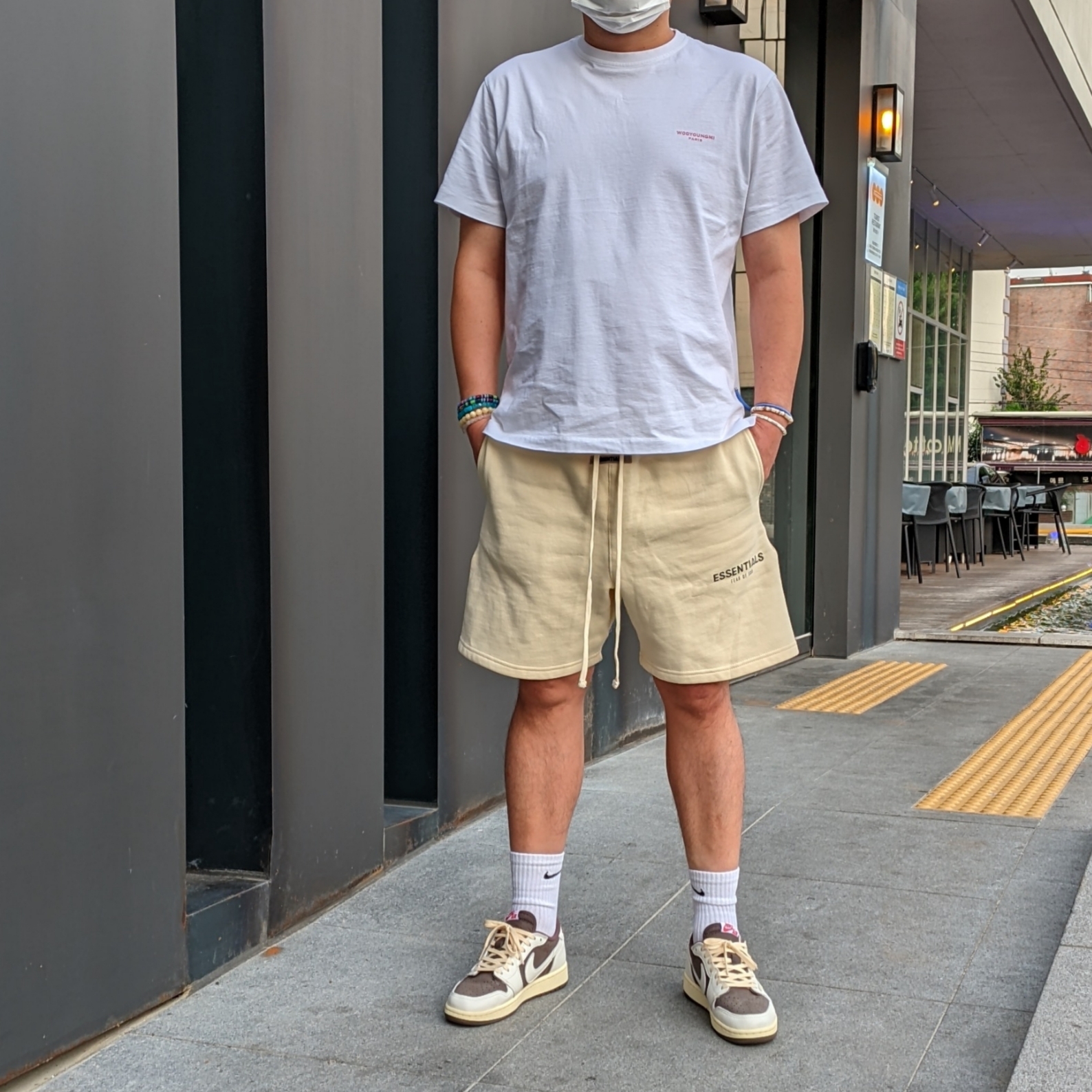Jordan 1 x Travis Scott Retro Low OG SP Sail and Ridgerock 착용 스타일